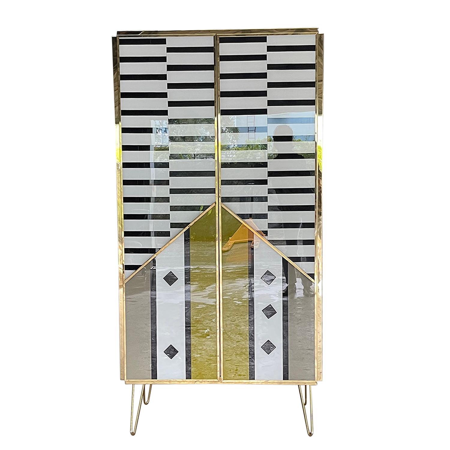 A Mid-Century modern style Italian cabinet made of hand blown colored Murano glass, in good condition. The inside of the detailed buffet is made of Walnut, composed with three non adjustable grey shelves, the backside is embellished with the