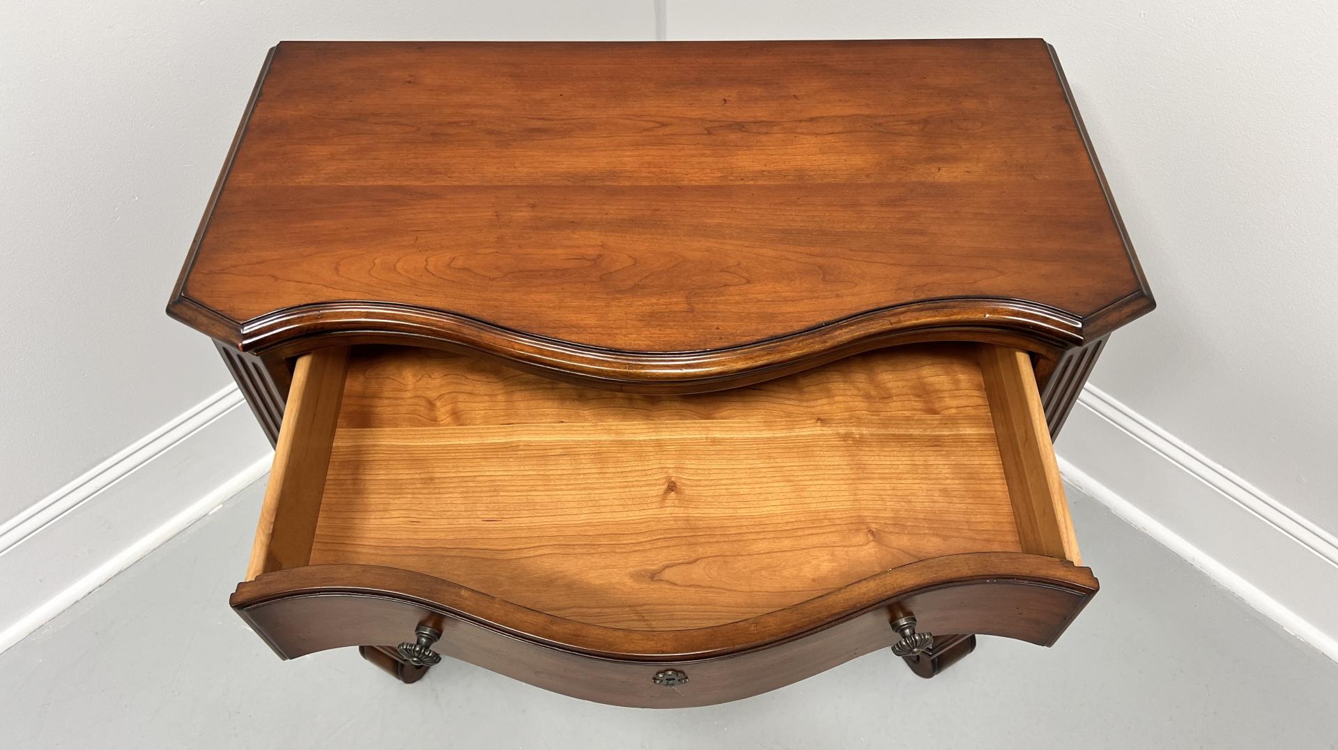 Commode de chevet italienne du 21e siècle à trois tiroirs en cerisier toscan en vente 1