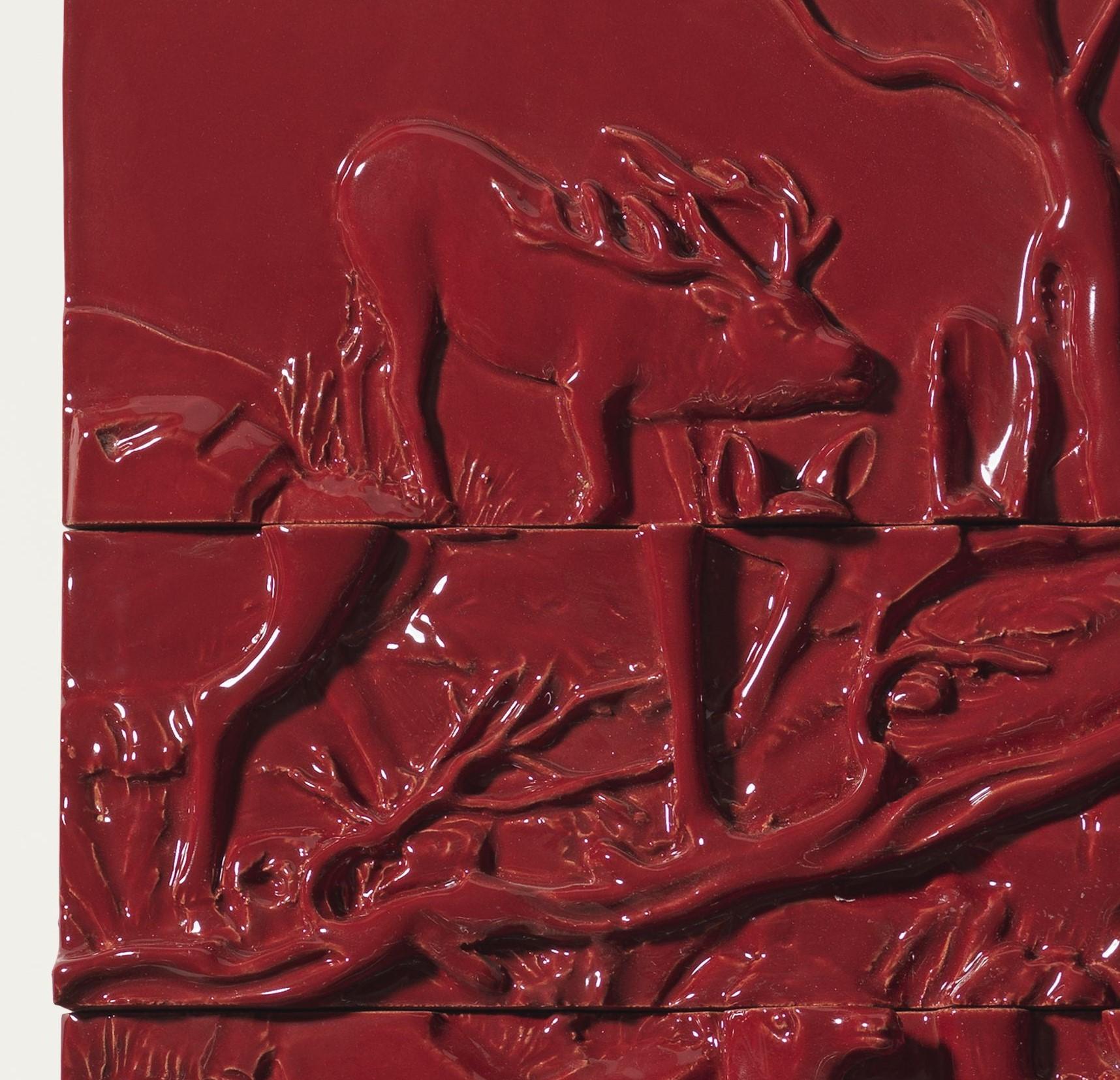 21. Jahrhundert Italien, Rotes Reindeer-Paneel, Keramik Gatti, Designer A. Anastasio (Italienisch) im Angebot