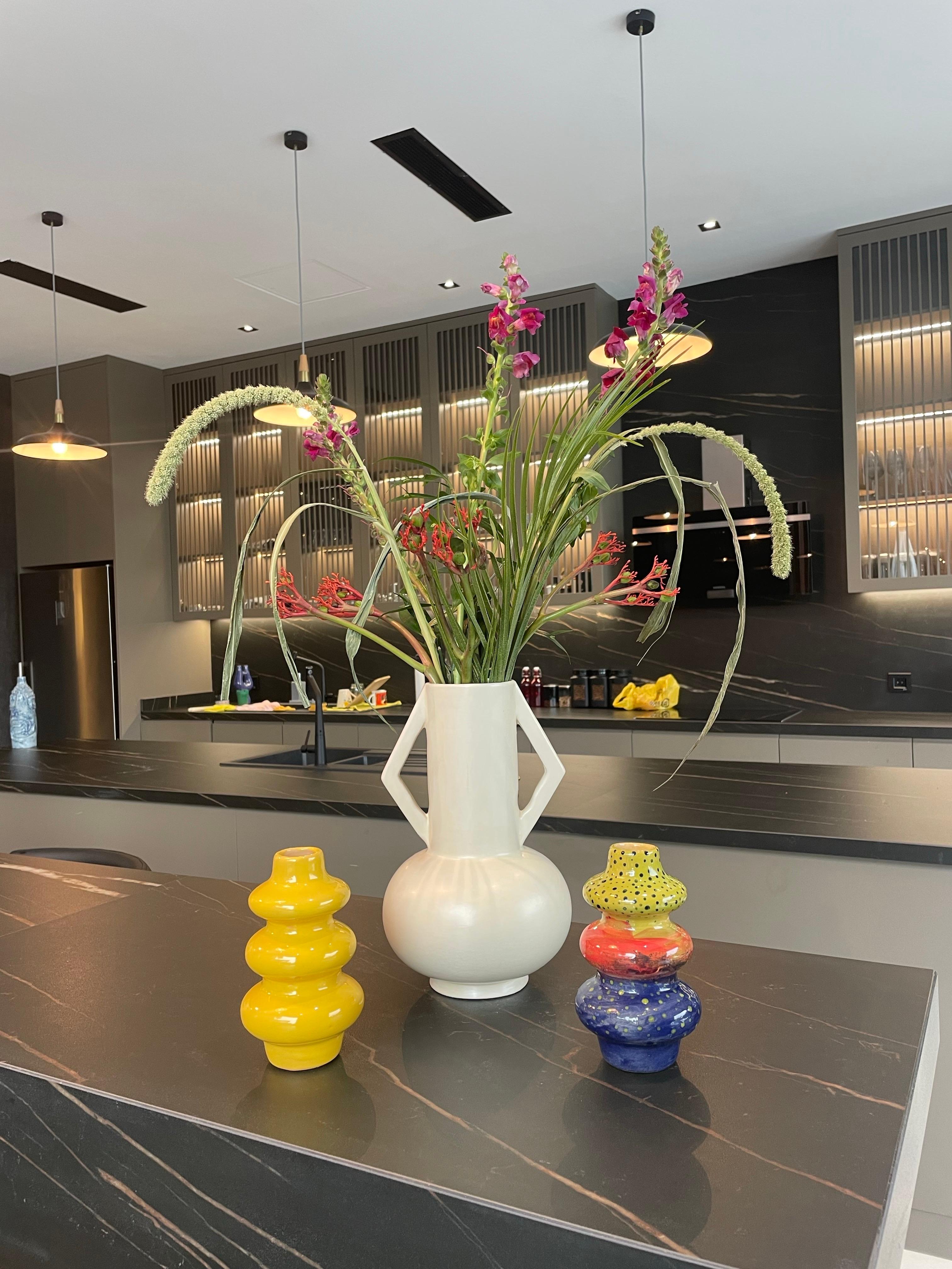 Vase fleuri ivoire du 21e siècle par Busra Ozdemir, moderne, céramique en vente 2