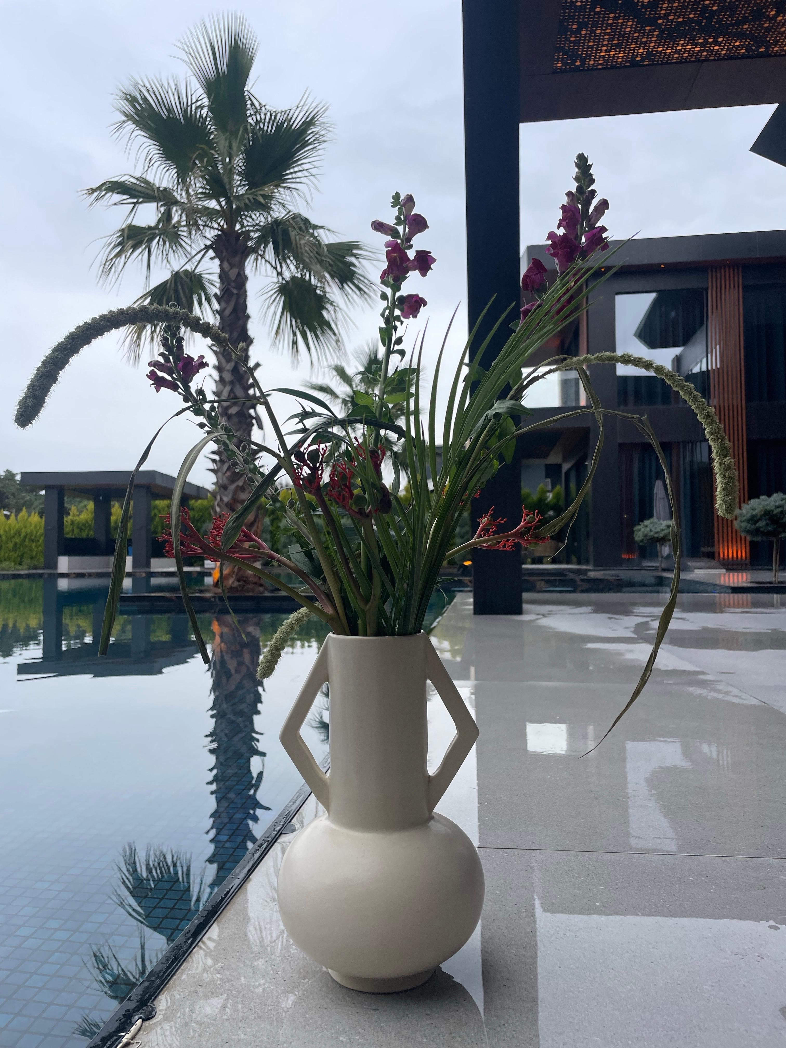 Vase fleuri ivoire du 21e siècle par Busra Ozdemir, moderne, céramique en vente 3