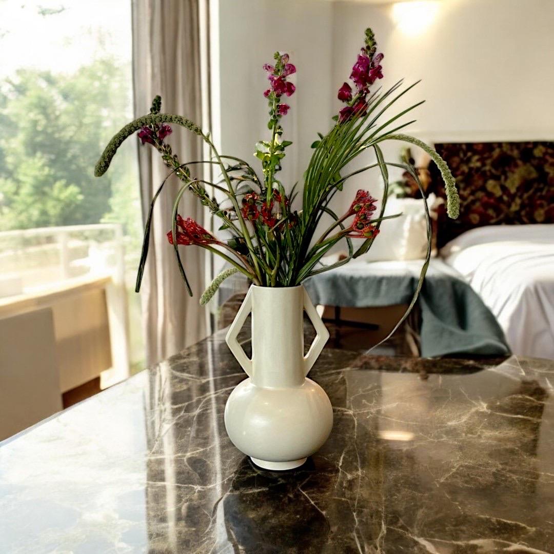 Histoire du produit :
Le vase Ivory Bloom s'inspire des formes délicates de la nature et de l'élégance intemporelle des teintes ivoire. Ce motif incarne la pureté et la perfection d'une fleur au moment de son éclosion. Avec ses courbes douces et sa