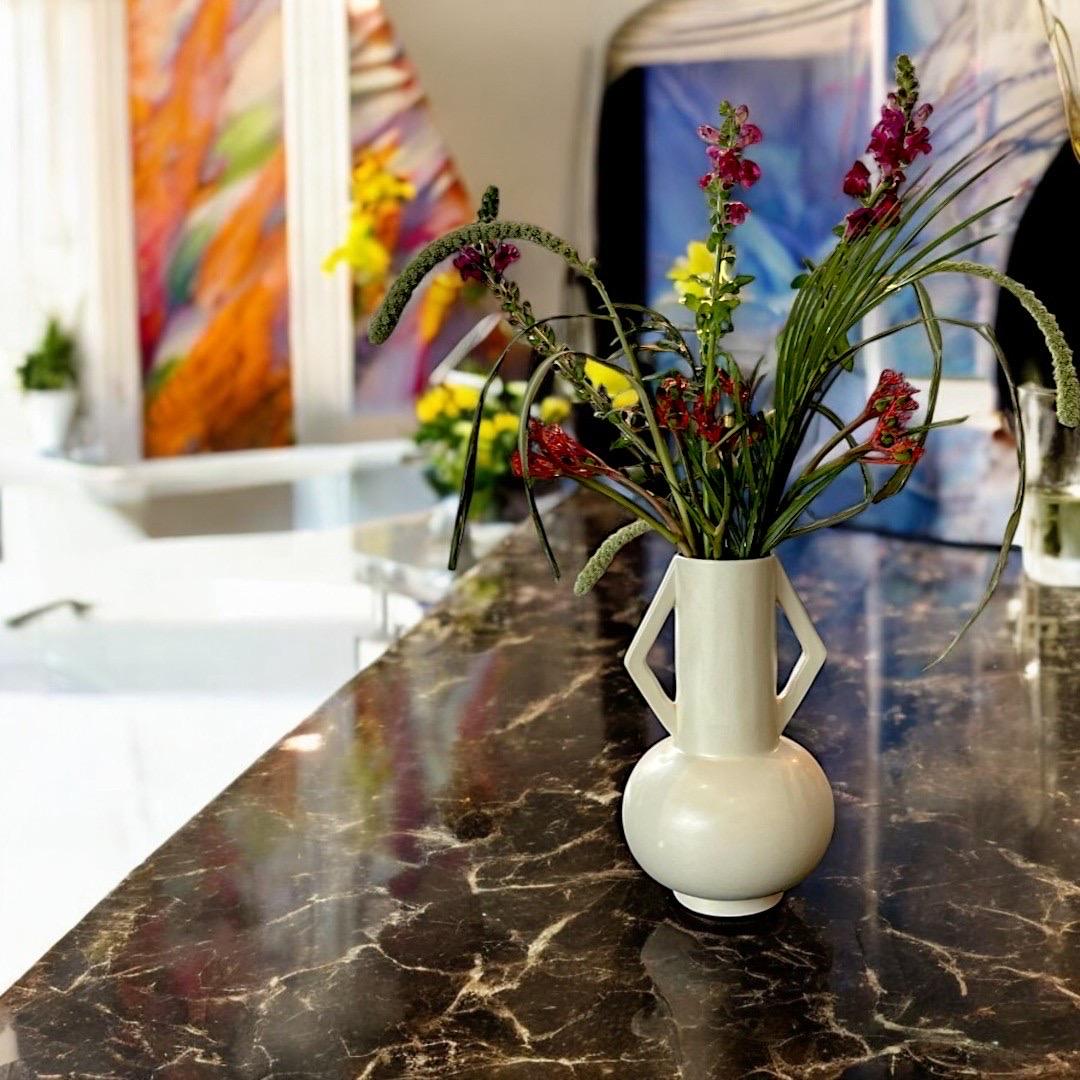 Turc Vase fleuri ivoire du 21e siècle par Busra Ozdemir, moderne, céramique en vente