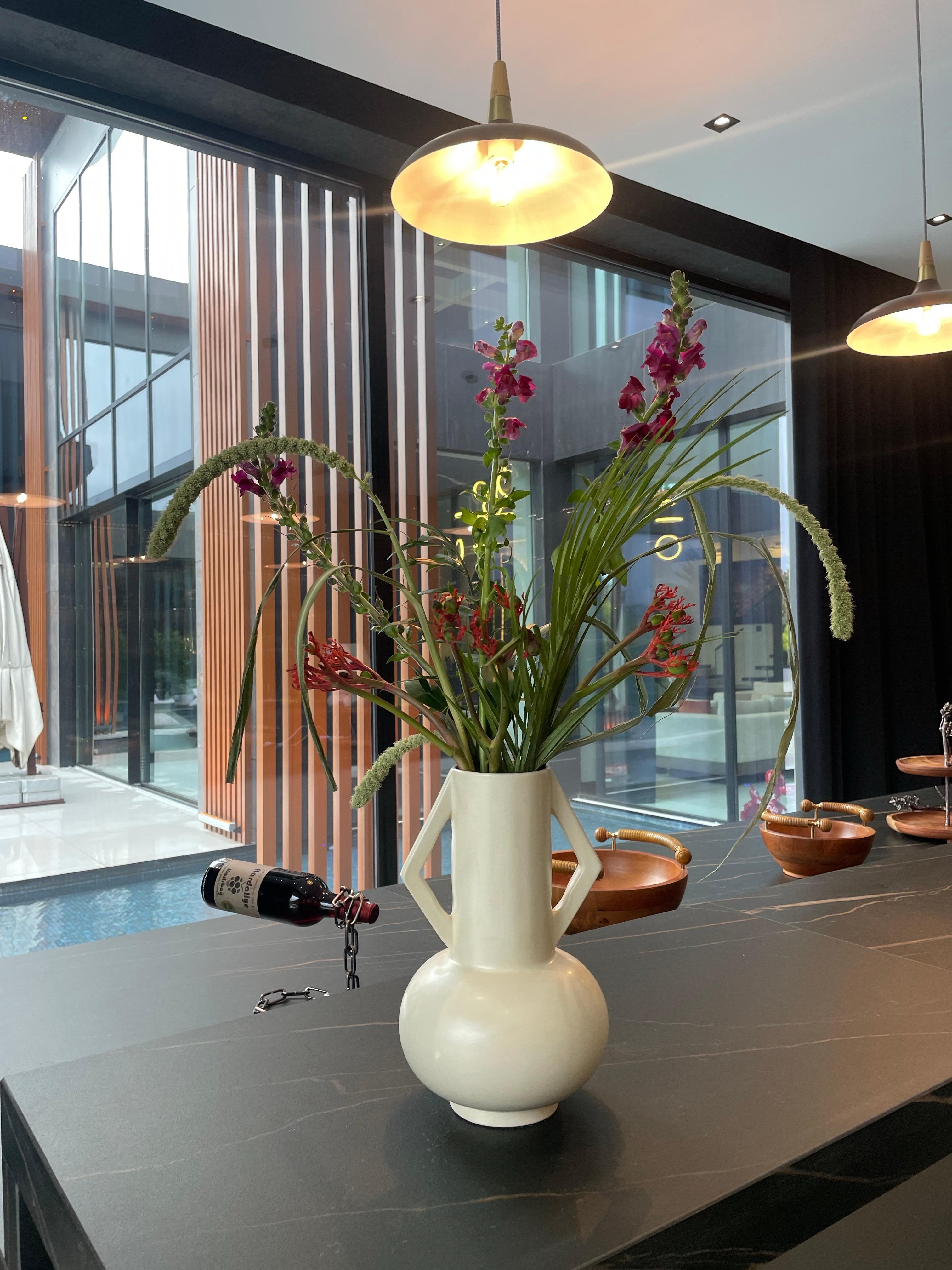 Vase fleuri ivoire du 21e siècle par Busra Ozdemir, moderne, céramique Neuf - En vente à ISTANBUL, TR