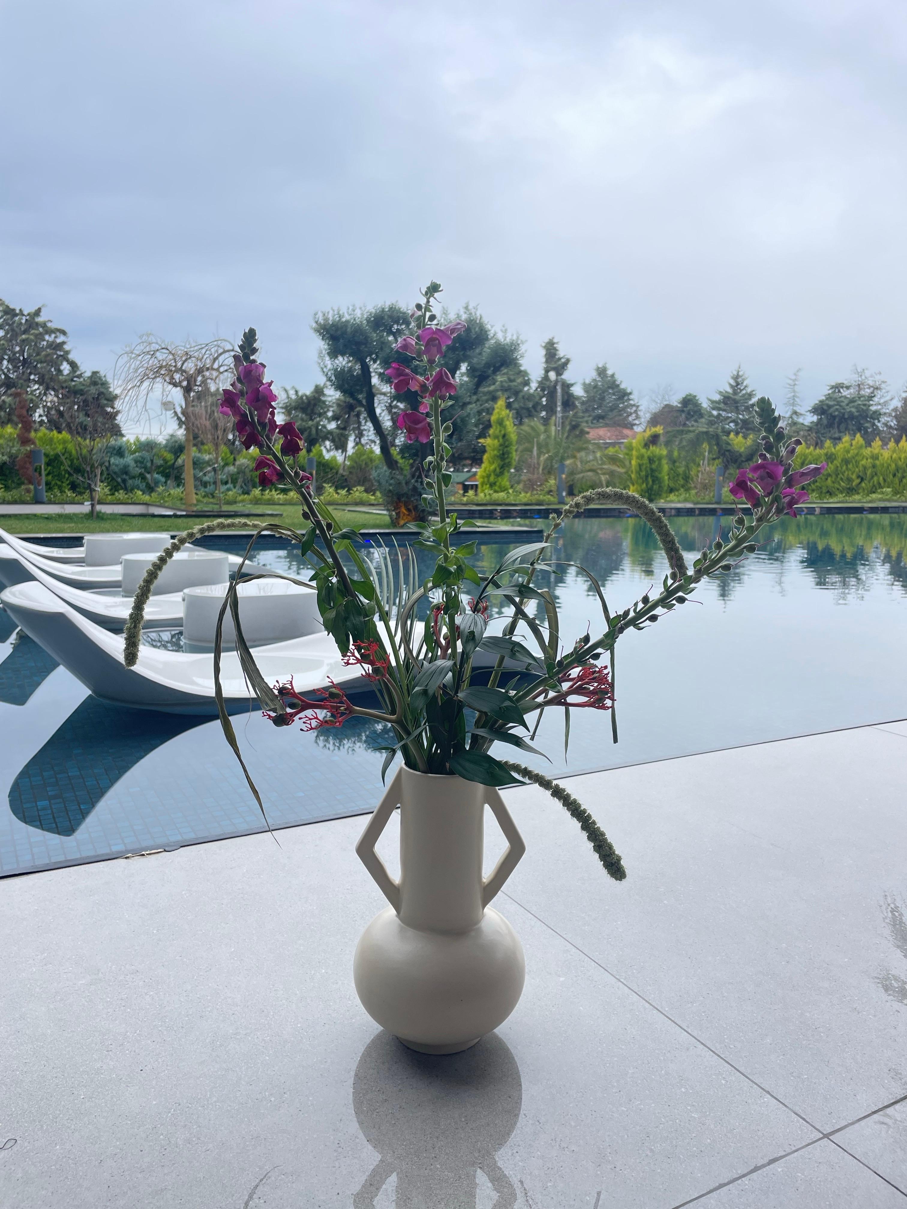 Vase fleuri ivoire du 21e siècle par Busra Ozdemir, moderne, céramique en vente 1