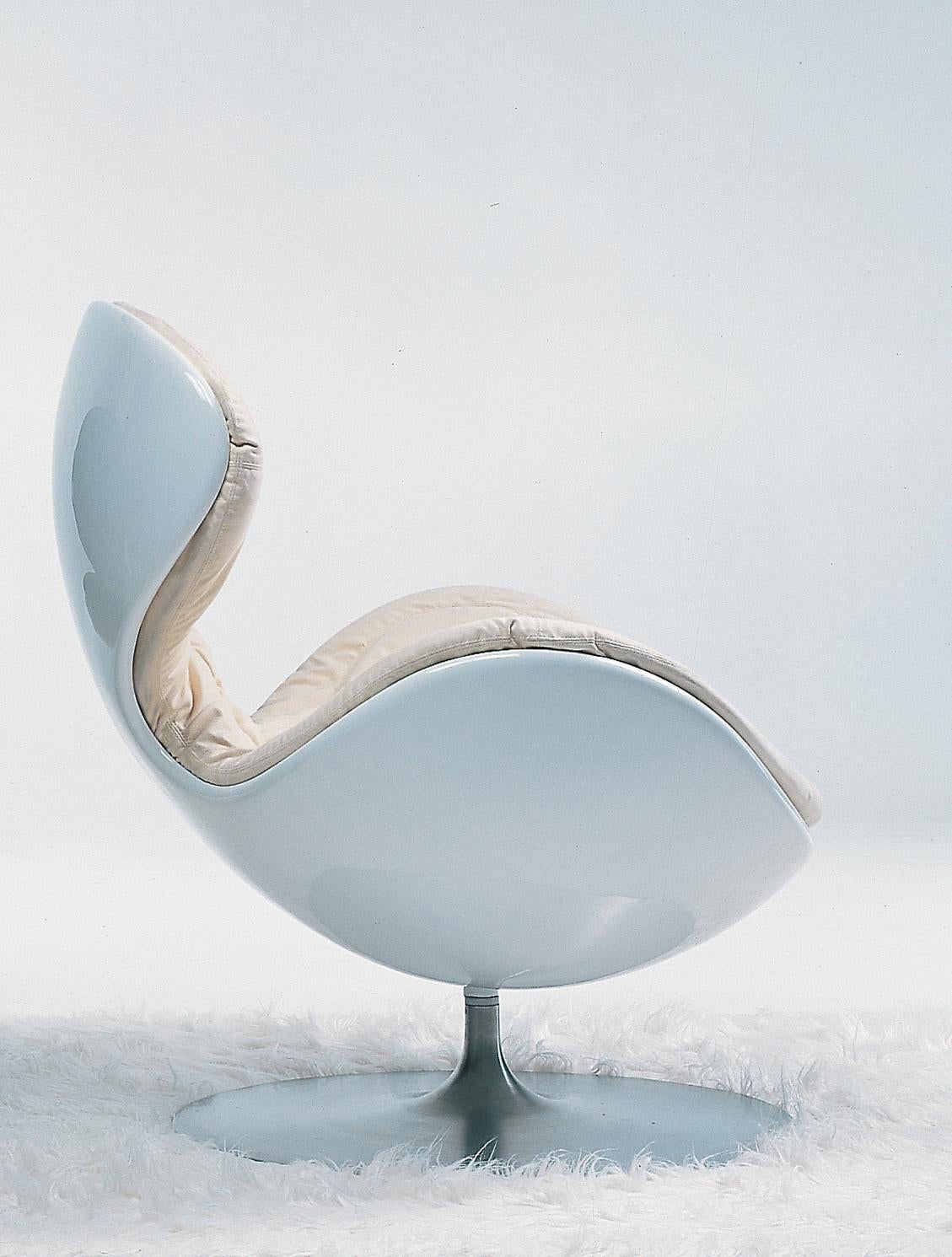 Jetsons is a comfortable way to sit. Jetsons is a hammock, it's a chaise-longue, it's a throne, it's a nest, in the same time it's dynamic and modern.
Swivel seat.
Fiber-glass structure with steel profile.
Steel base covered with