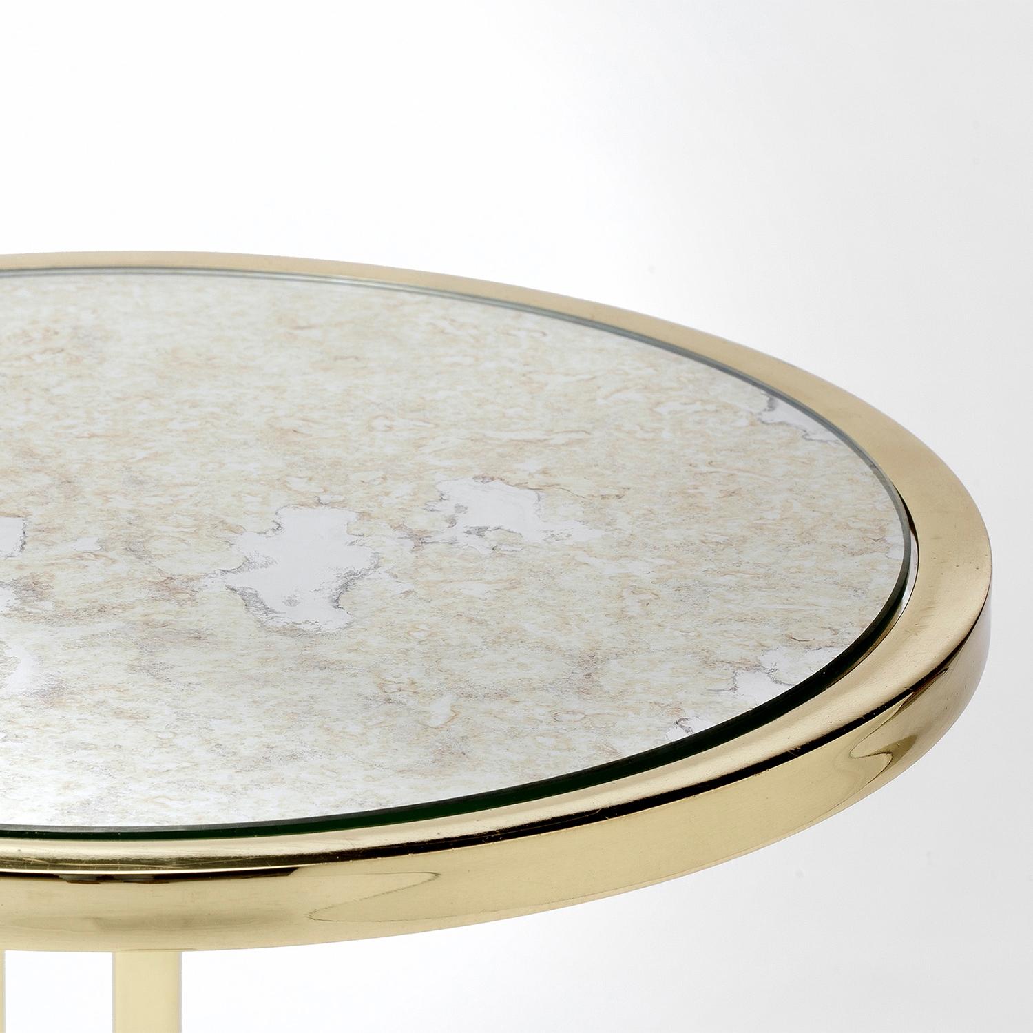 Tavolino Julia del XXI secolo, in Antique Mirror e ottone, di Duistt

Il tavolino Eleg, realizzato con grande attenzione ai dettagli, è un pezzo accattivante ed elegante con una struttura in ottone lucido e piani in Antique Mirror, che lo rendono un