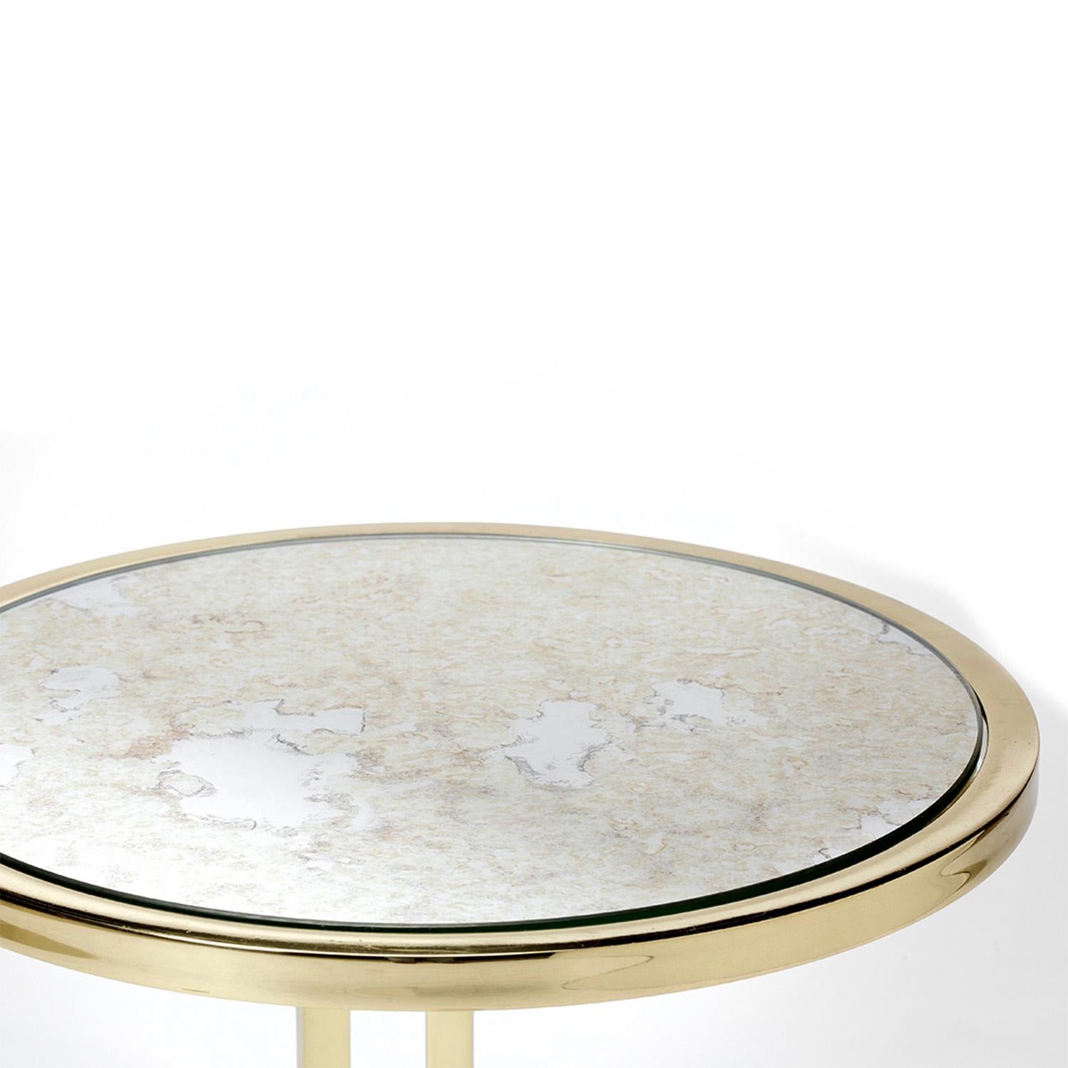 Julia Beistelltisch, poliertes Messing und antiker Spiegel, handgefertigt von Duistt

Der Beistelltisch JULIA ist ein auffälliges und elegantes Stück mit einer polierten Messingstruktur und antiken Spiegelplatten, die ihn zum perfekten Beistell-