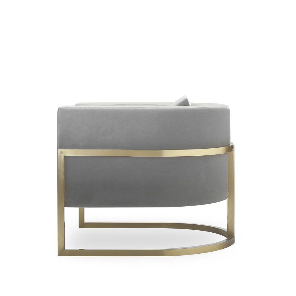 Le fauteuil Julius Brass nous offre des lignes épurées et modernes avec toujours une forte présence artisanale comme le laiton qui embrasse et soutient le padding. Fabriqué avec une assise et un dossier sanglés et une mousse HD. 

Représenté en