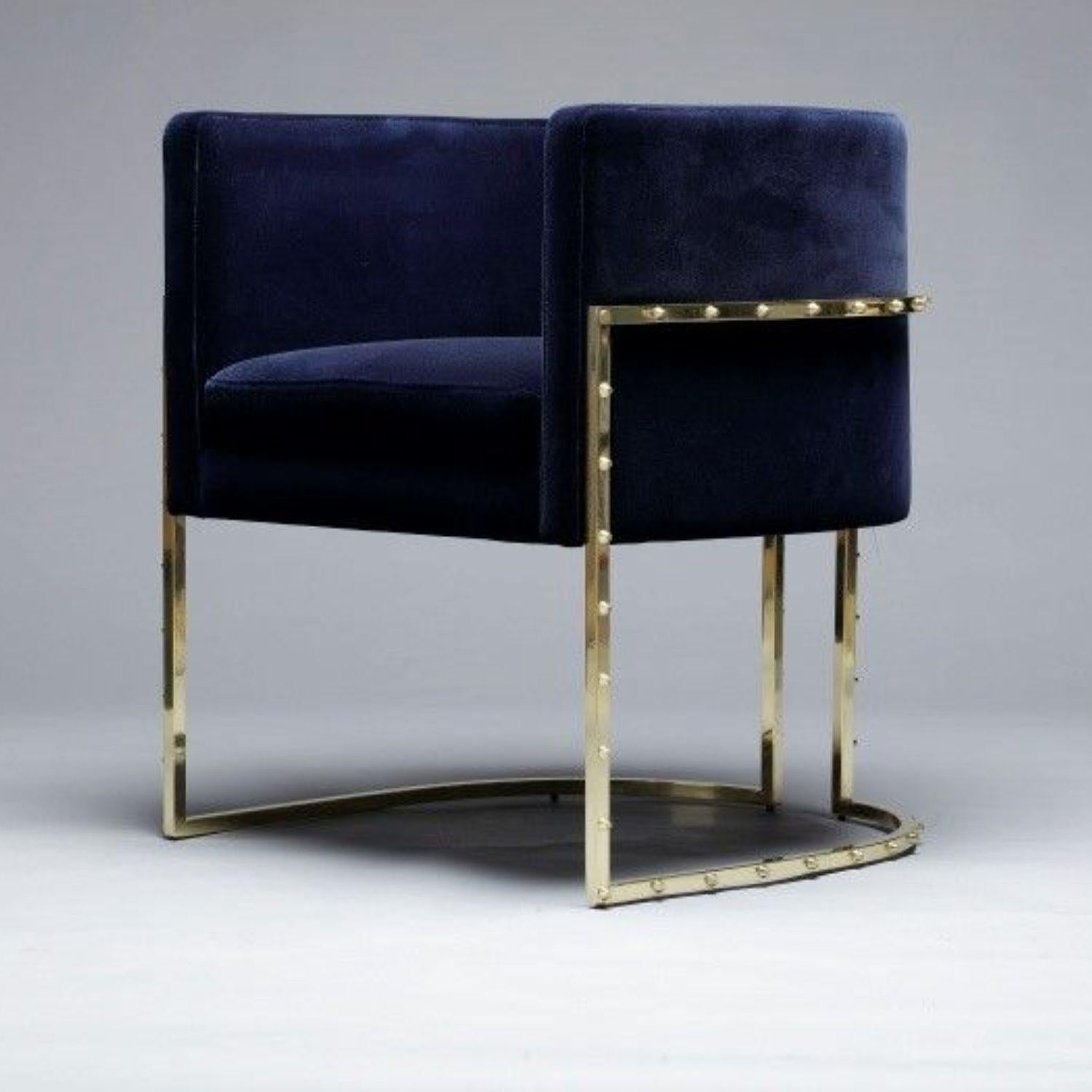 Silla Julius, latón tachonado, fabricada a mano en Portugal por Duistt.

La silla JULIUS es una pieza de lujo atemporal y discreta, construida con materiales nobles como el latón pulido y el terciopelo de algodón. Además, se trata de una pieza
