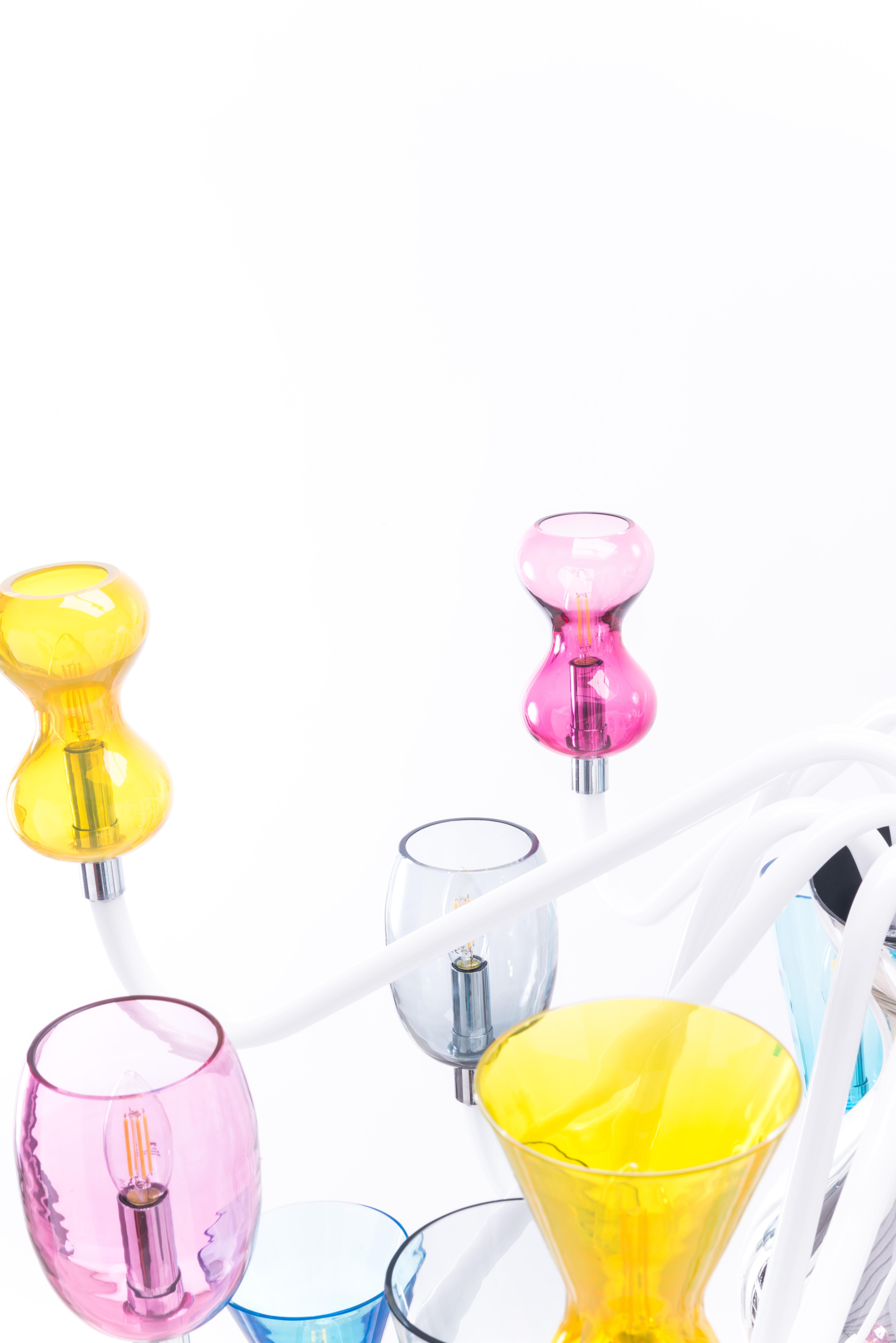 21. Jahrhundert Karim Rashid-Kronleuchter mit 12 Lichtern aus Muranoglas in verschiedenen Farben (Handgefertigt) im Angebot