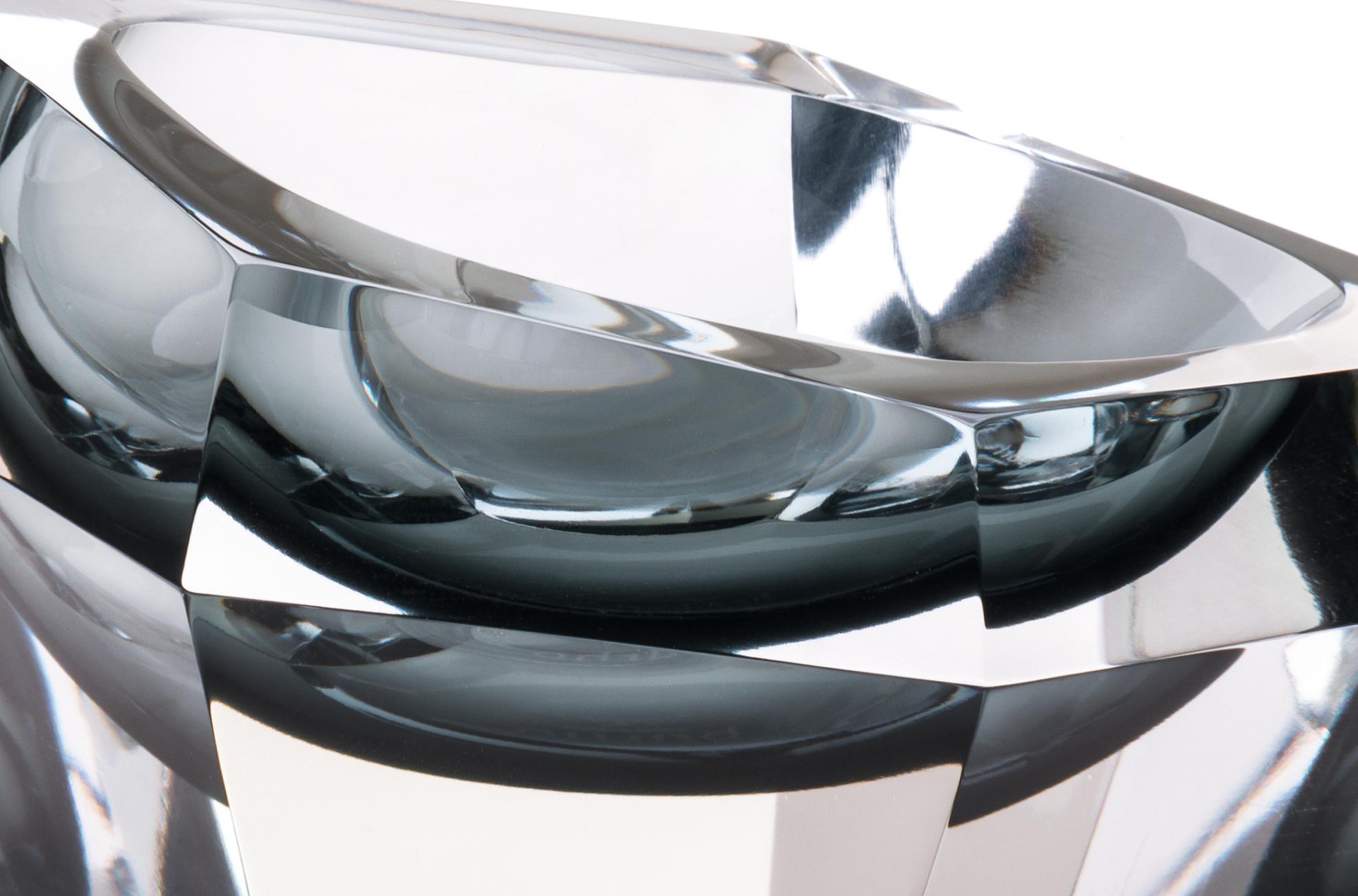 Mini bol Kastle, verre de Murano, par Karim Rashid, 21e siècle.
Karim Rashid a conçu pour Collection Sleg une mini collection de bols et de vases caractérisés par leur forme structurée à facettes et leur élégance abstraite. Irrésistibles en raison