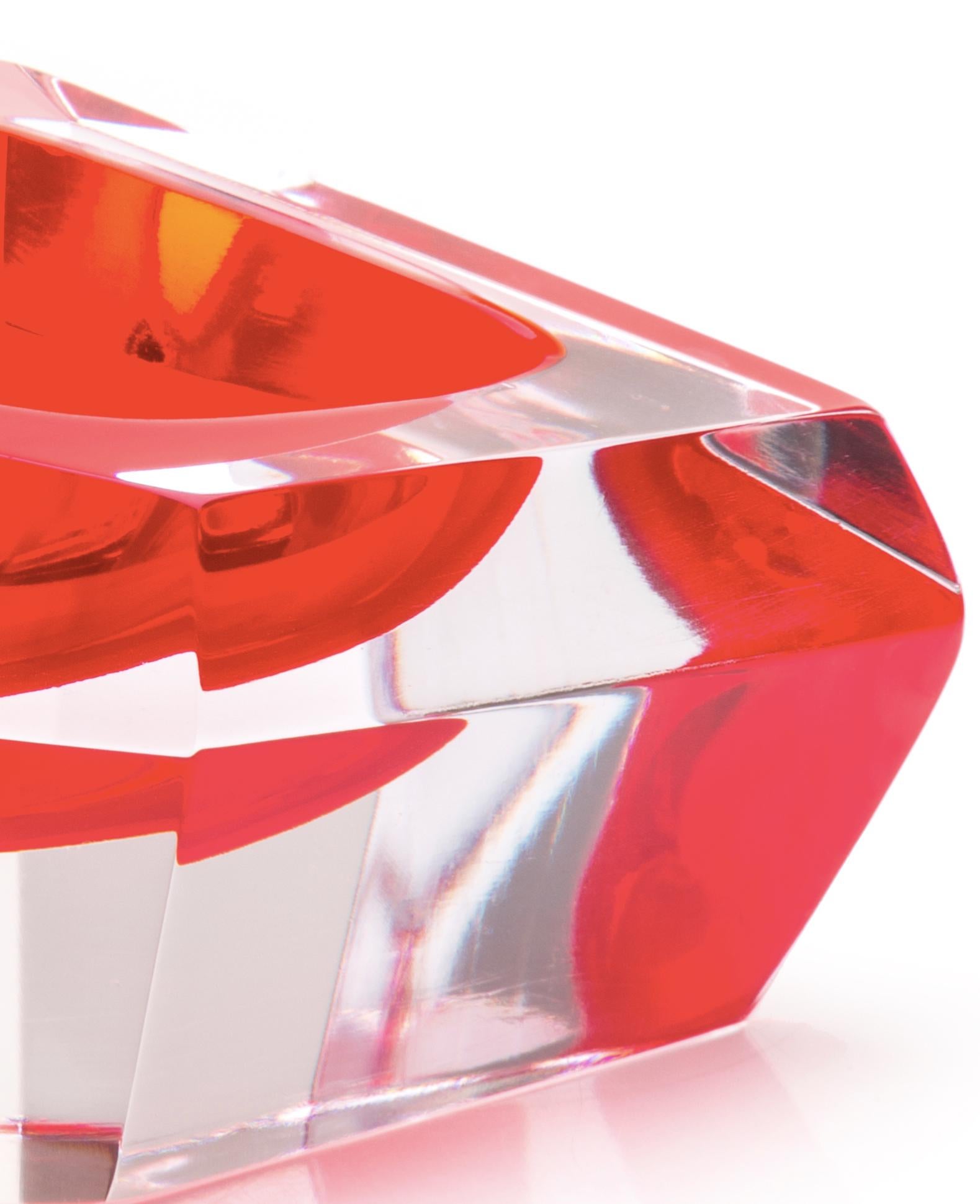 Mini ciotola Kastle, vetro di Murano, di Karim Rashid, 21° secolo.
Karim Rashid ha concepito per Purho una mini collezione di ciotole e vasi caratterizzati da una forma strutturale sfaccettata e da un'eleganza astratta. Irresistibili grazie alle