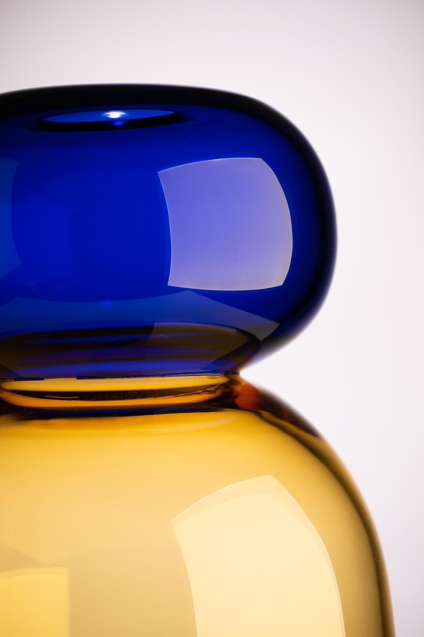 Fait main Vase Queen Karim Rashid du 21e siècle en verre de Murano couleur miel et bleu océan  en vente