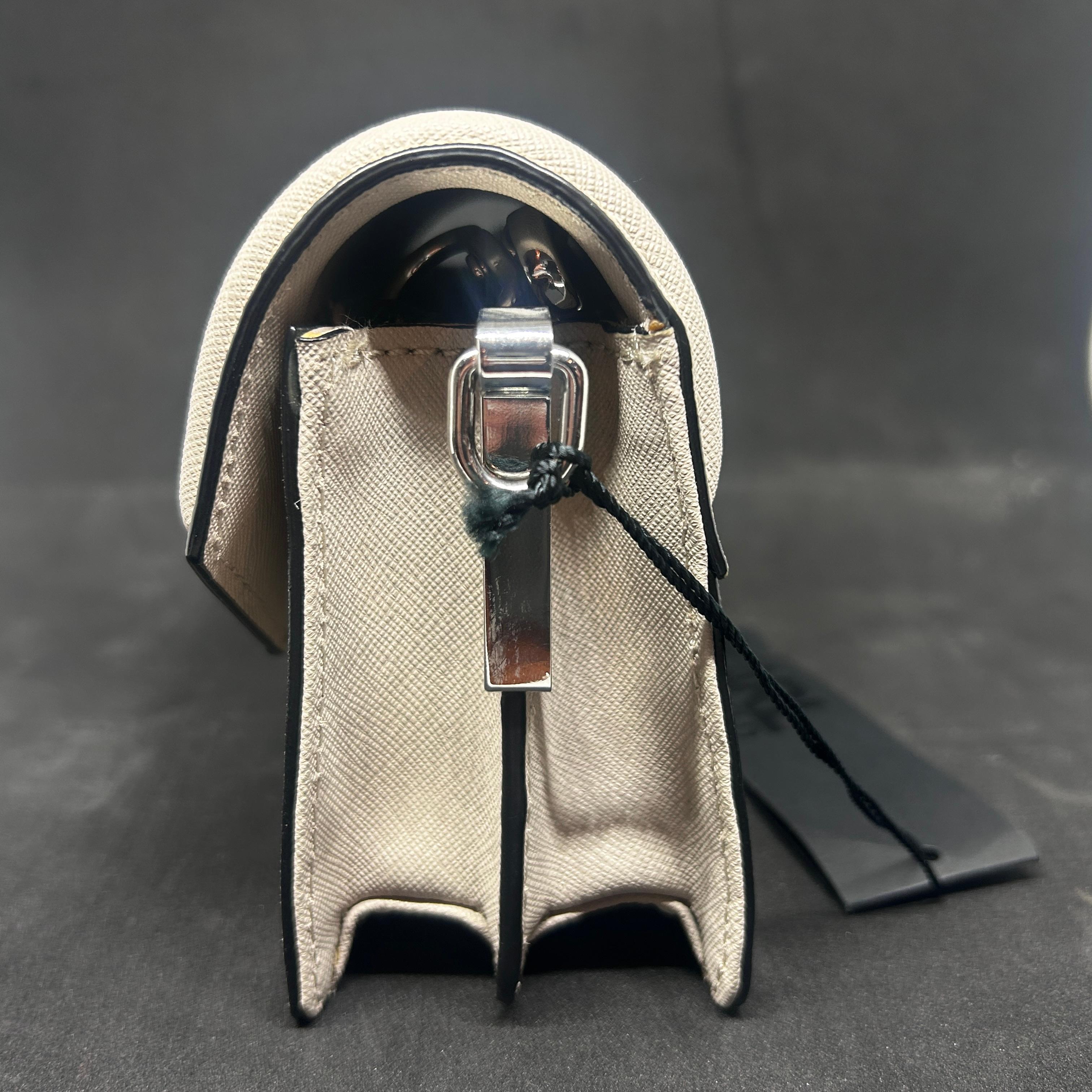 Pochette a busta geometrica del 21° secolo Karl Lagerfeld Mini Beige In condizioni Nuovo in vendita a Aci Castello, IT