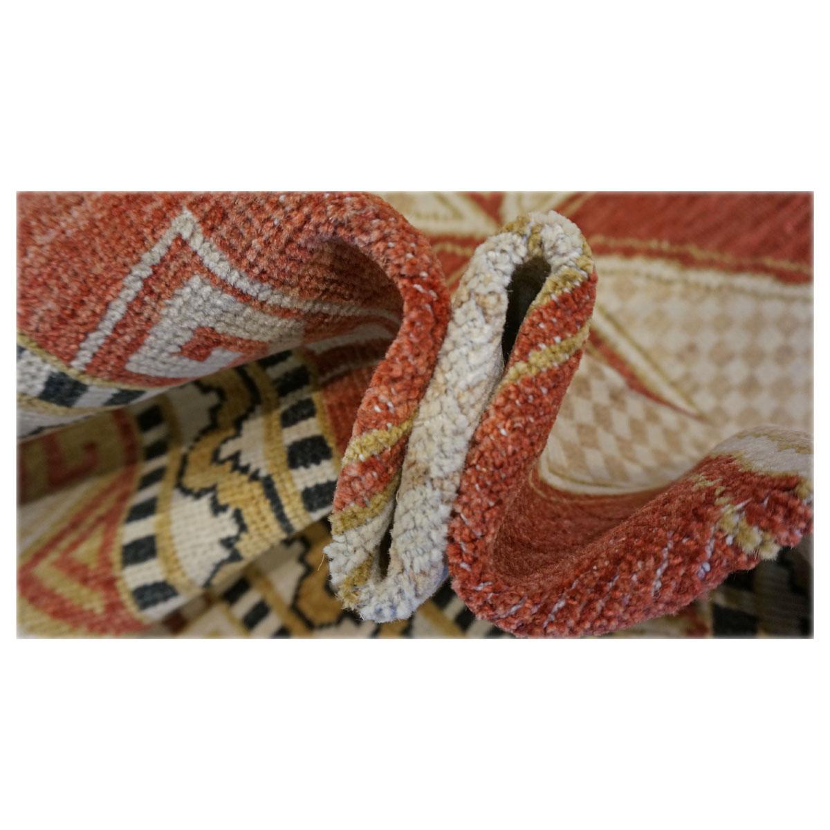 Kazakischer roter und elfenbeinfarbener Wollteppich aus dem 21. Jahrhundert im Zustand „Gut“ im Angebot in Houston, TX