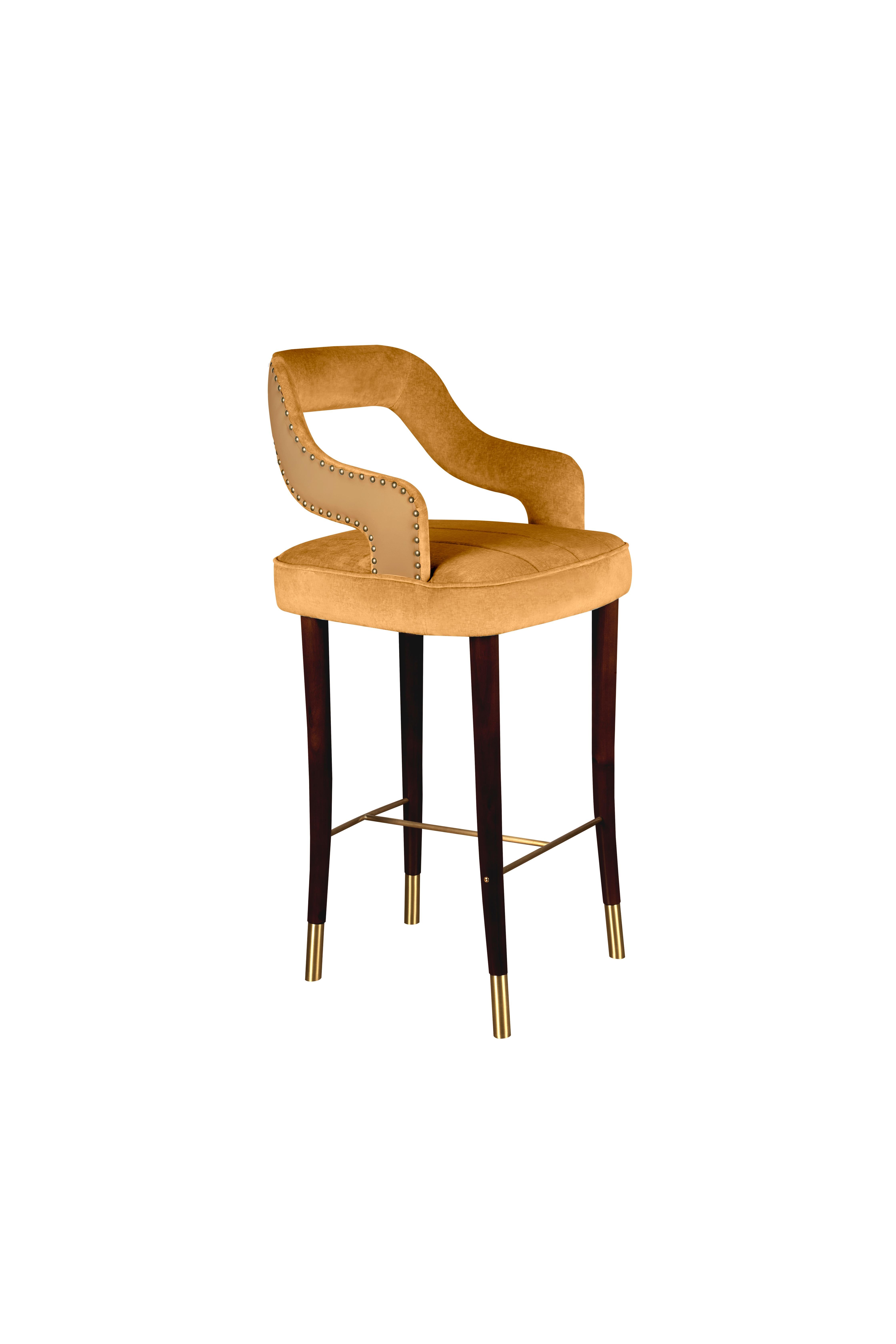 Portugais 21e siècle, chaise de bar Kelly en velours de coton et bois de hêtre en vente