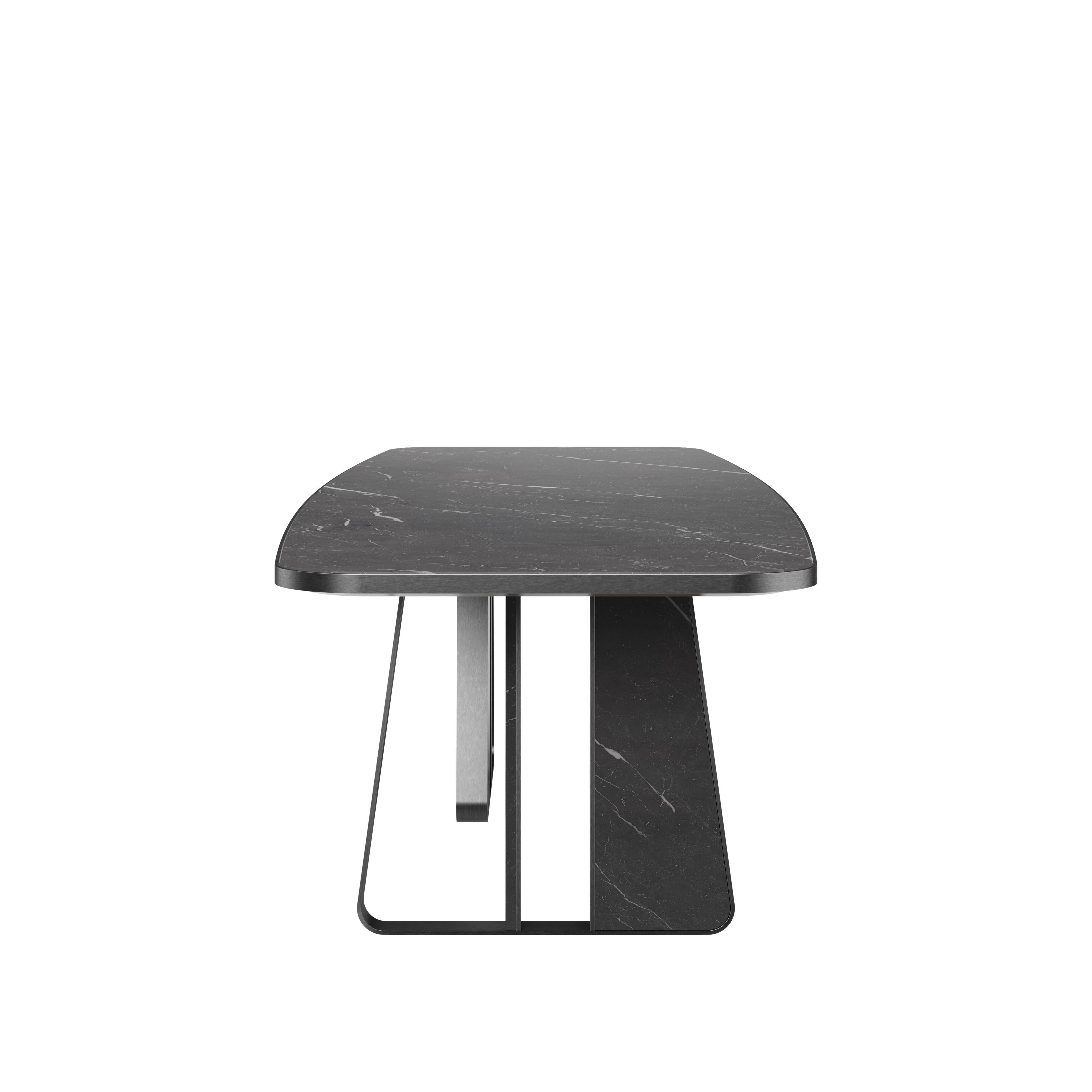 Brossé Table de salle à manger Kenai du 21e siècle en marbre et laiton. Fabriqué au Portugal par Porus Studio en vente