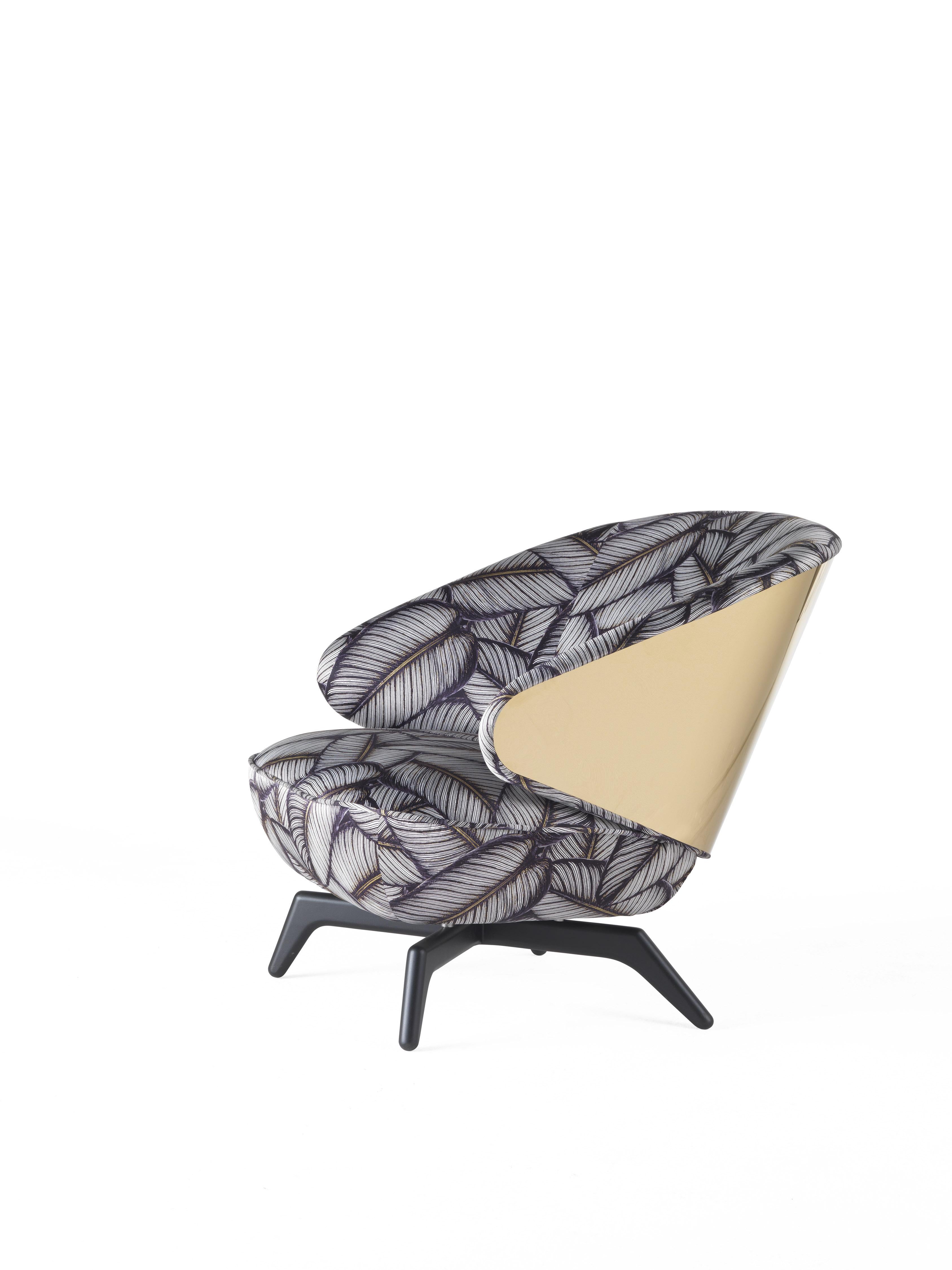 New and appealing design for the Key West armchair. Featuring sinuous and rounded shapes, it has an enveloping seatback in polished golden metal and a comfortable seat. Sensuality, warmth and charm: the perfect ingredients to create a seductive and