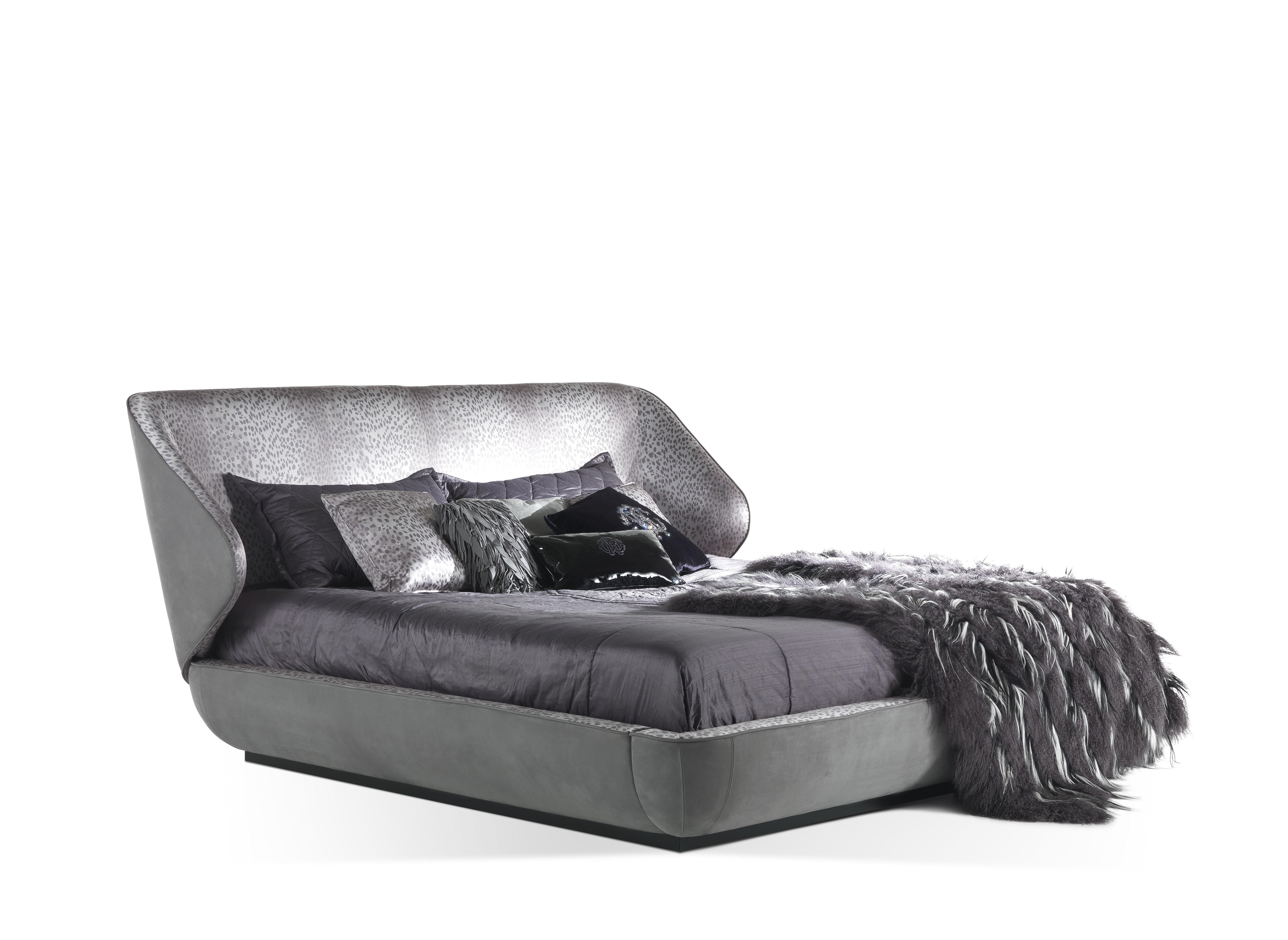 A Bed with an attractive design, characterized by sinuous and rounded shapes, enhanced by the enveloping backrest. Sensuality, hospitality and charm in a single piece of furniture: the perfect ingredients for creating a seductive relaxing setting in