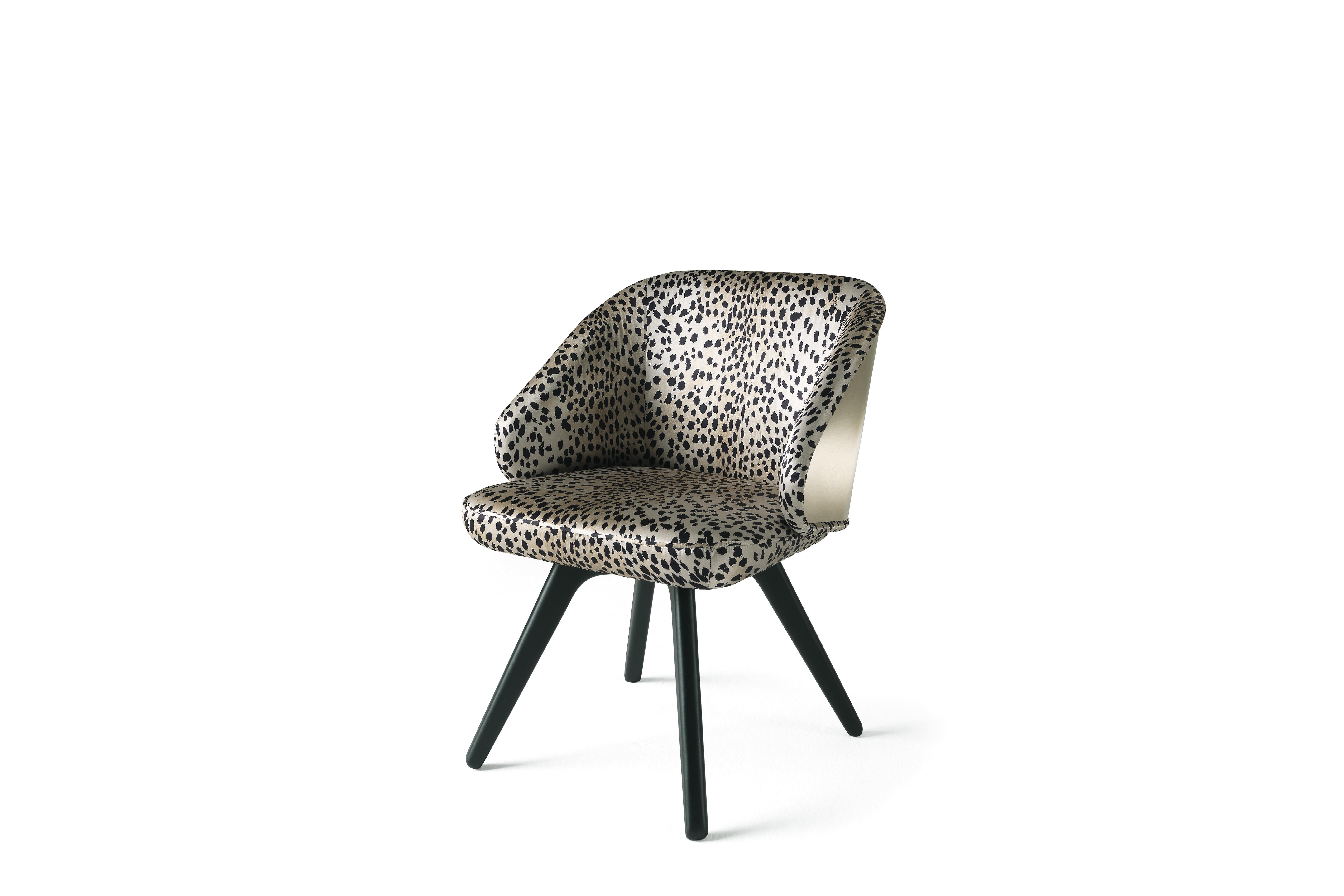 Appealing design and vintage lines for the Key West chair. Featuring sinuous and rounded shapes, it boasts an enveloping back with gold finishing and a comfortable seat upholstered with the new Wild Jaguar print. Sensuality, warmth and charm: the