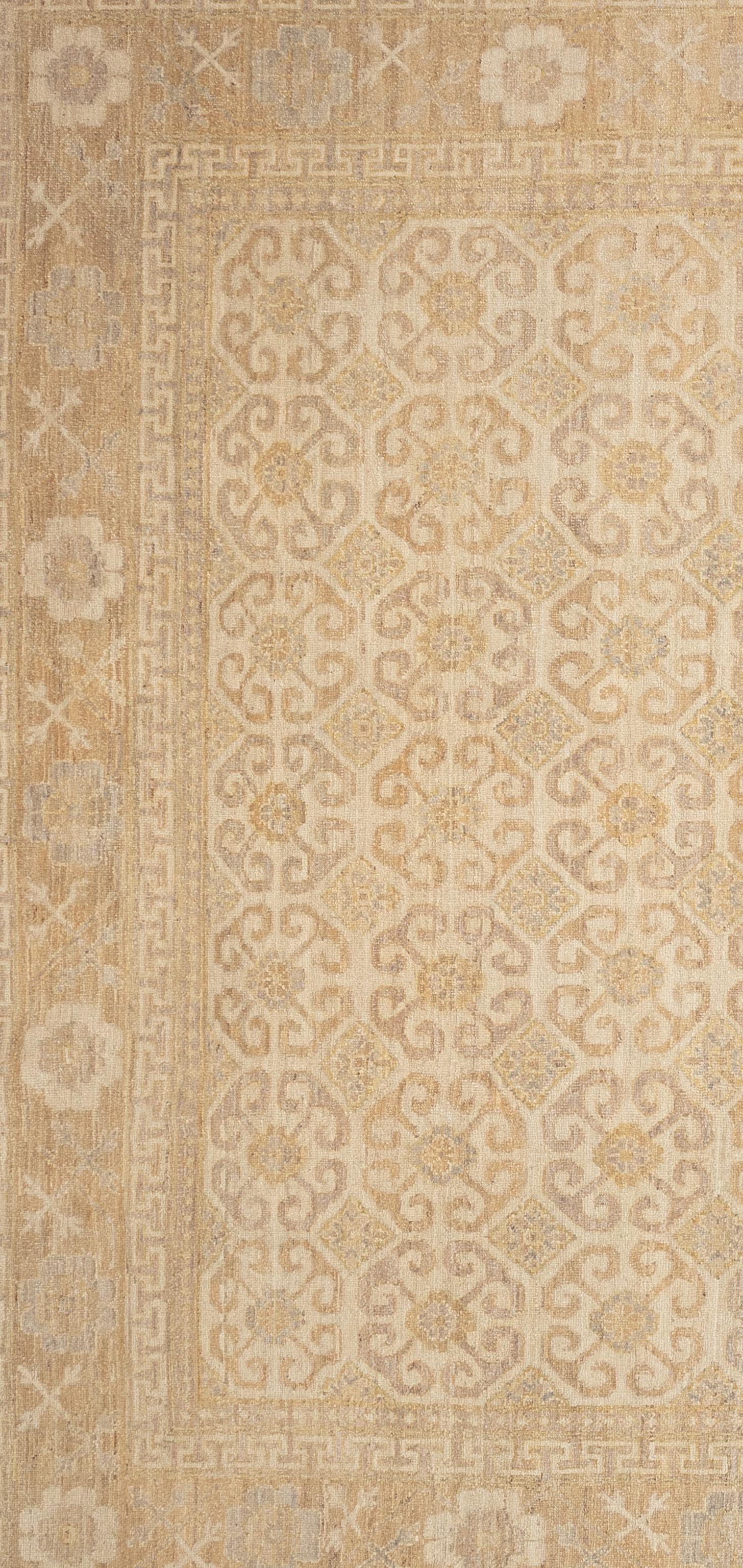 Dieser exquisite Khotan-Teppich ist ein wahres Kunstwerk, das von erfahrenen Kunsthandwerkern nach traditionellen Methoden handgewebt wurde. Dieser Teppich mit seinen filigranen Mustern und der sanften Farbgebung aus natürlichen Pflanzenfarben ist