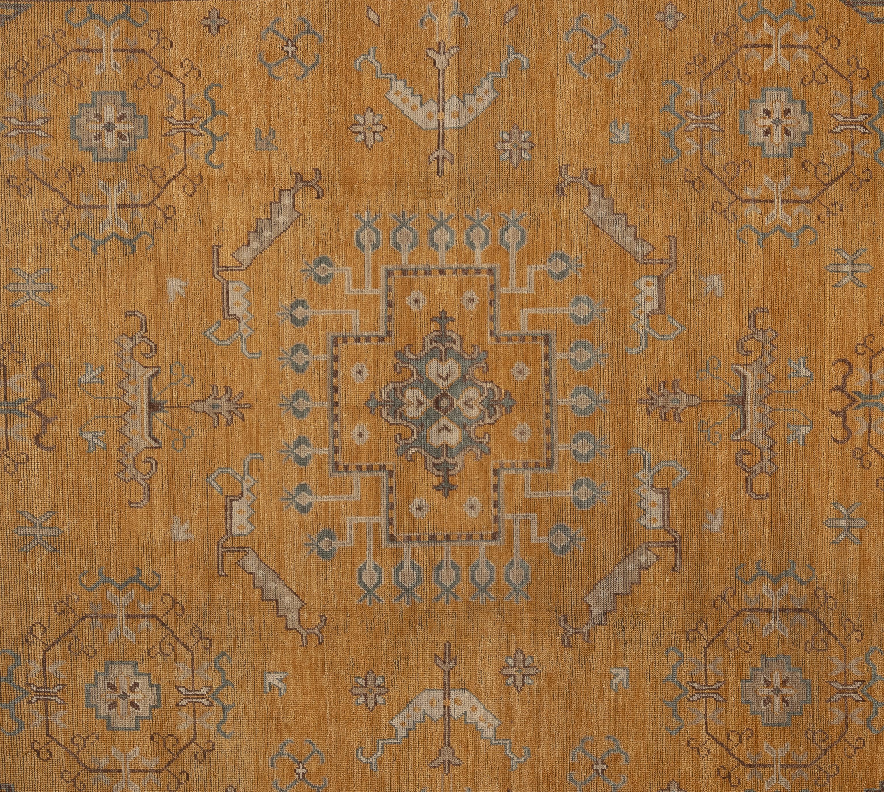 Questo squisito tappeto Khotan è una vera e propria opera d'arte abilmente tessuta a mano da artigiani esperti che utilizzano metodi tradizionali. Questo tappeto, impreziosito da motivi intricati e da una delicata combinazione di colori realizzati