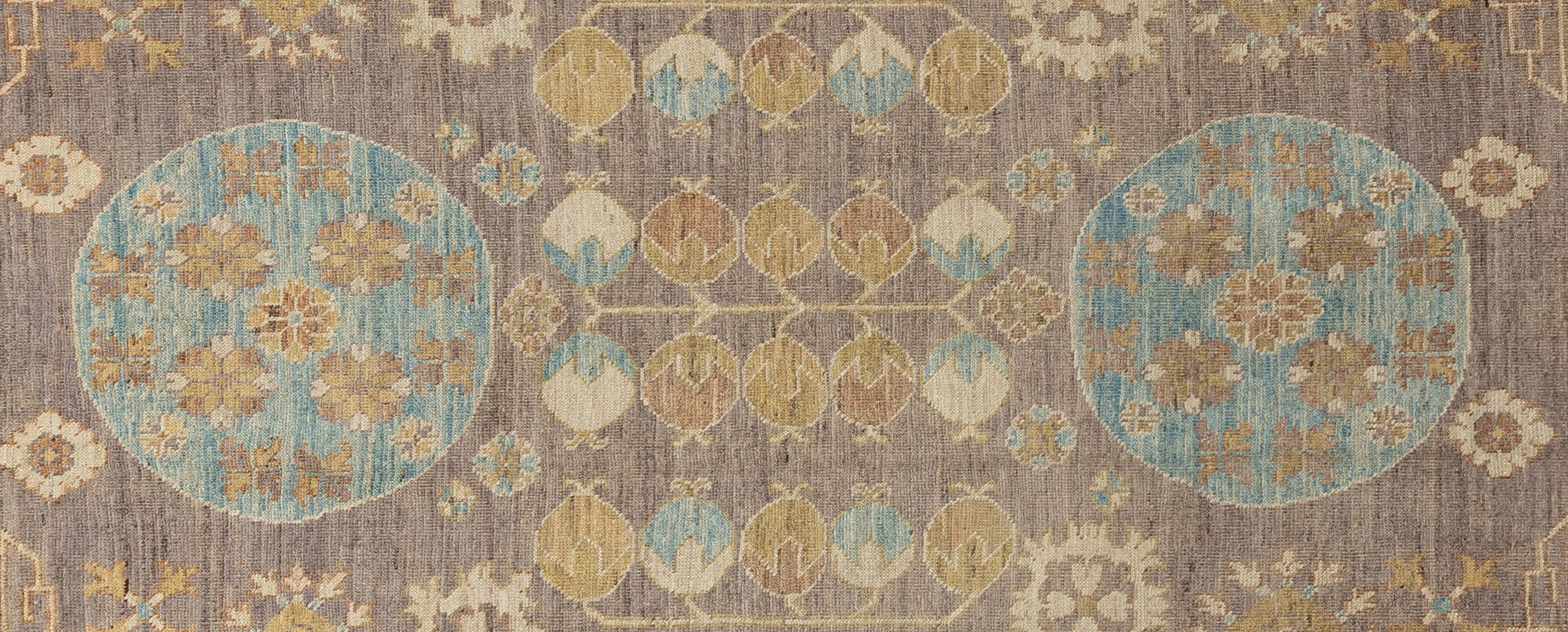 Questo squisito tappeto Khotan è una vera e propria opera d'arte abilmente tessuta a mano da artigiani esperti che utilizzano metodi tradizionali. Questo tappeto, impreziosito da motivi intricati e da una delicata combinazione di colori realizzati