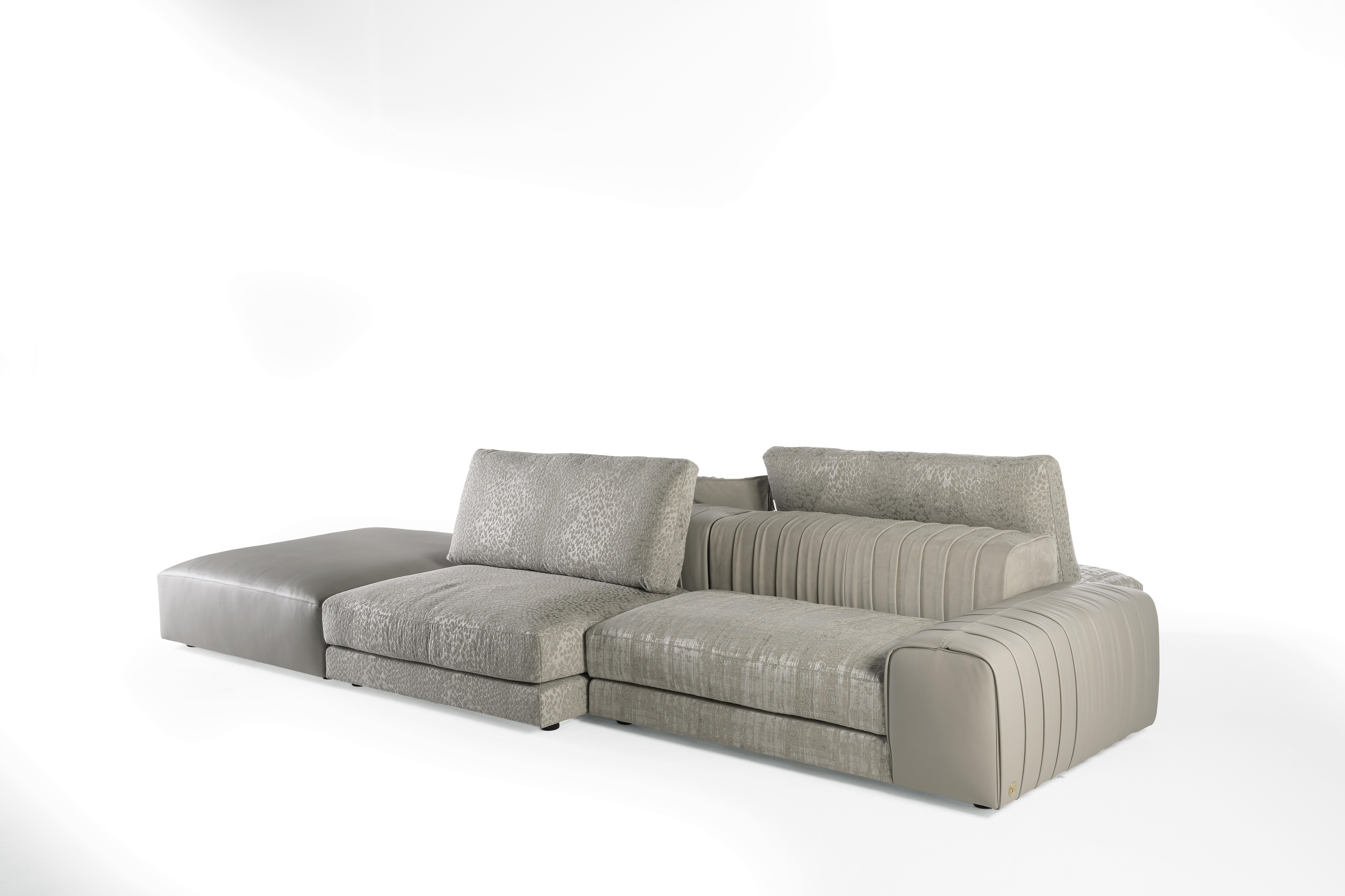 A wide and comfortable seat for the new Kingston modular sofa. Customizable in both composition and upholstery, it offers the possibility to mix and match different finishes and processes for each set. The refined manufacturing of the seatback is