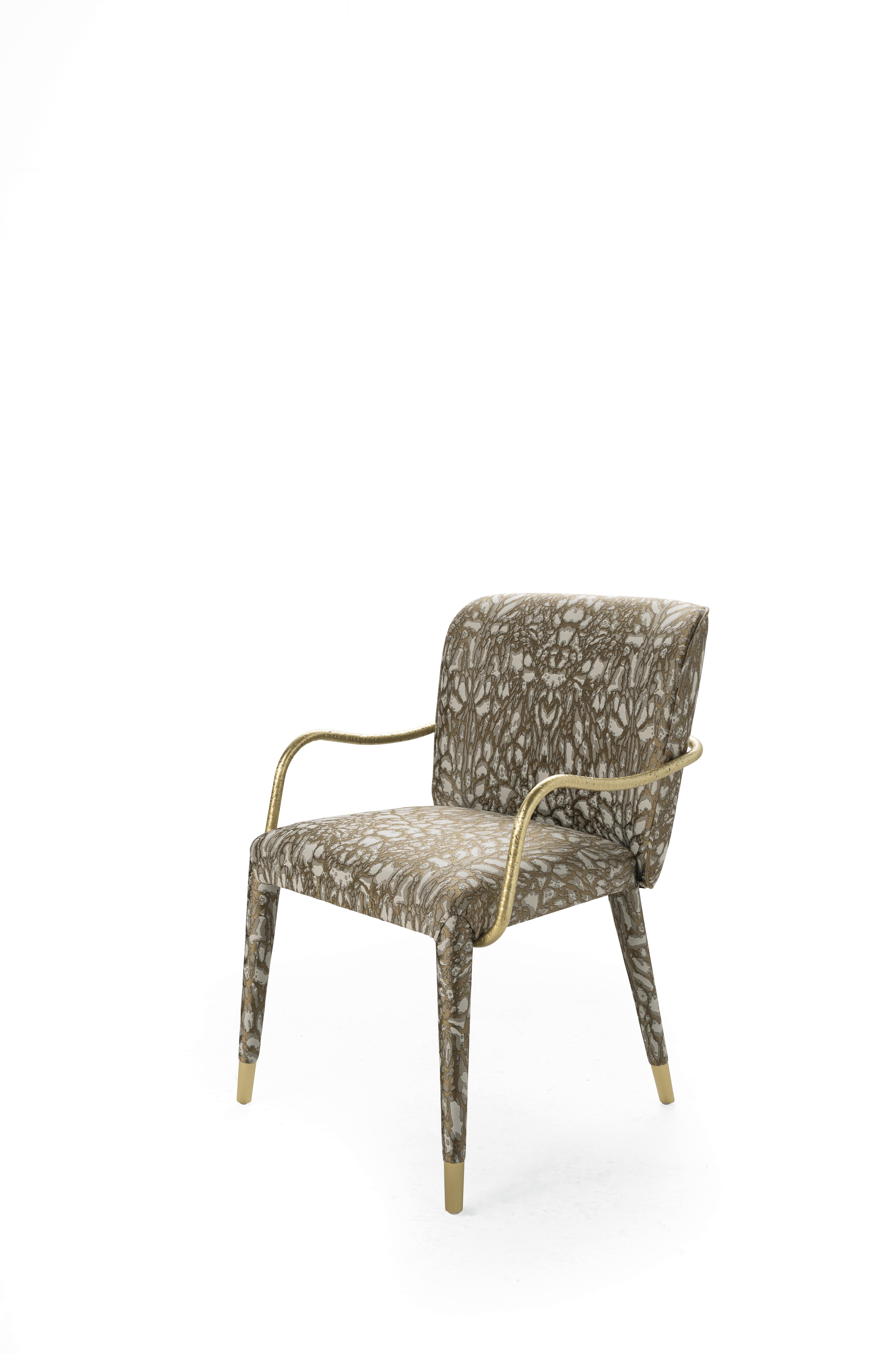 Ein schlankes und essentielles Design für den Kivu-Stuhl. Die dünne Metallarmlehne, die sich um die Struktur dreht, zeichnet sich durch eine besondere gehämmerte Oberfläche aus, die dem Ganzen einen rauen und natürlichen Effekt verleiht. Die
