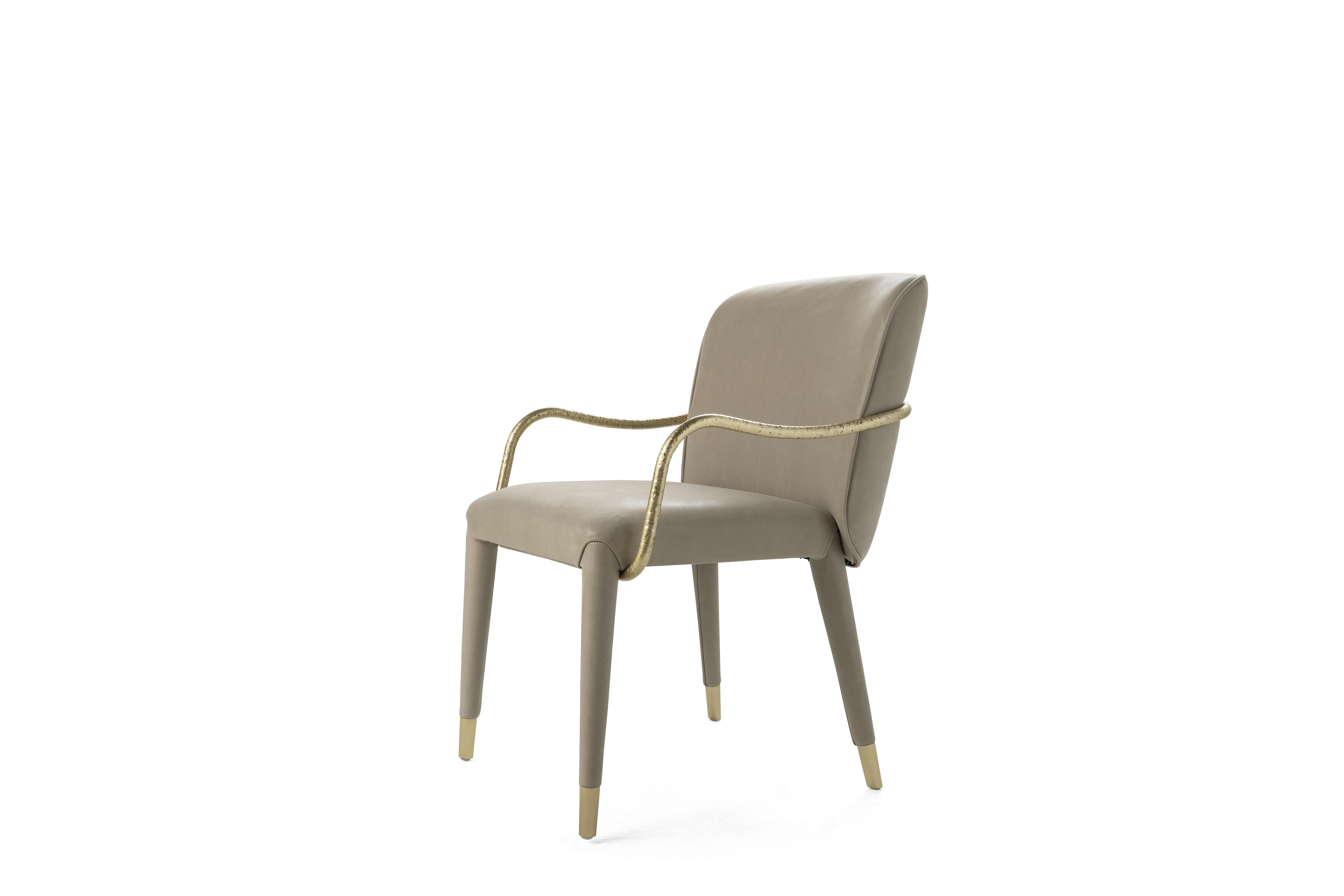 A slim and essential design for the Kivu chair. The thin metal armrest that rotates around the structure is characterized by a particular bush-hammered finish that lends a rough and natural effect to the whole. The chair upholstery is in fabric with