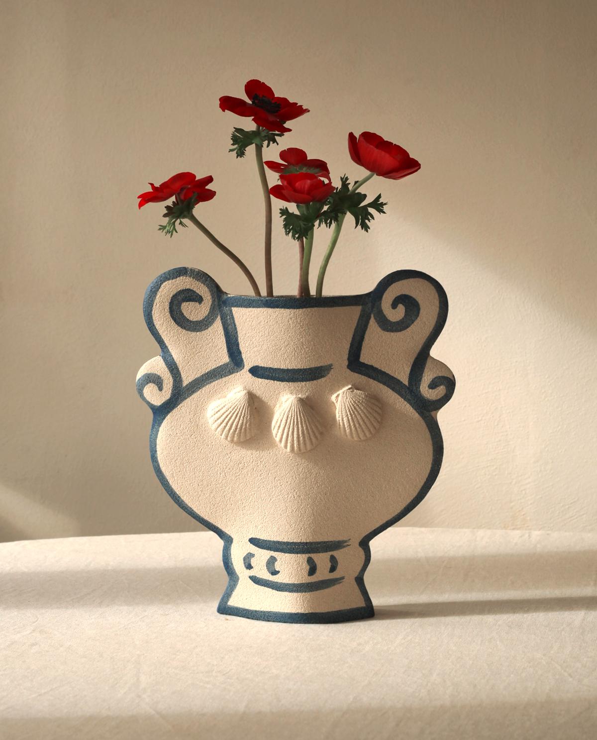 Parte di una nuova linea accattivante che fonde l'antica ceramica greca con il design contemporaneo, il vaso 
