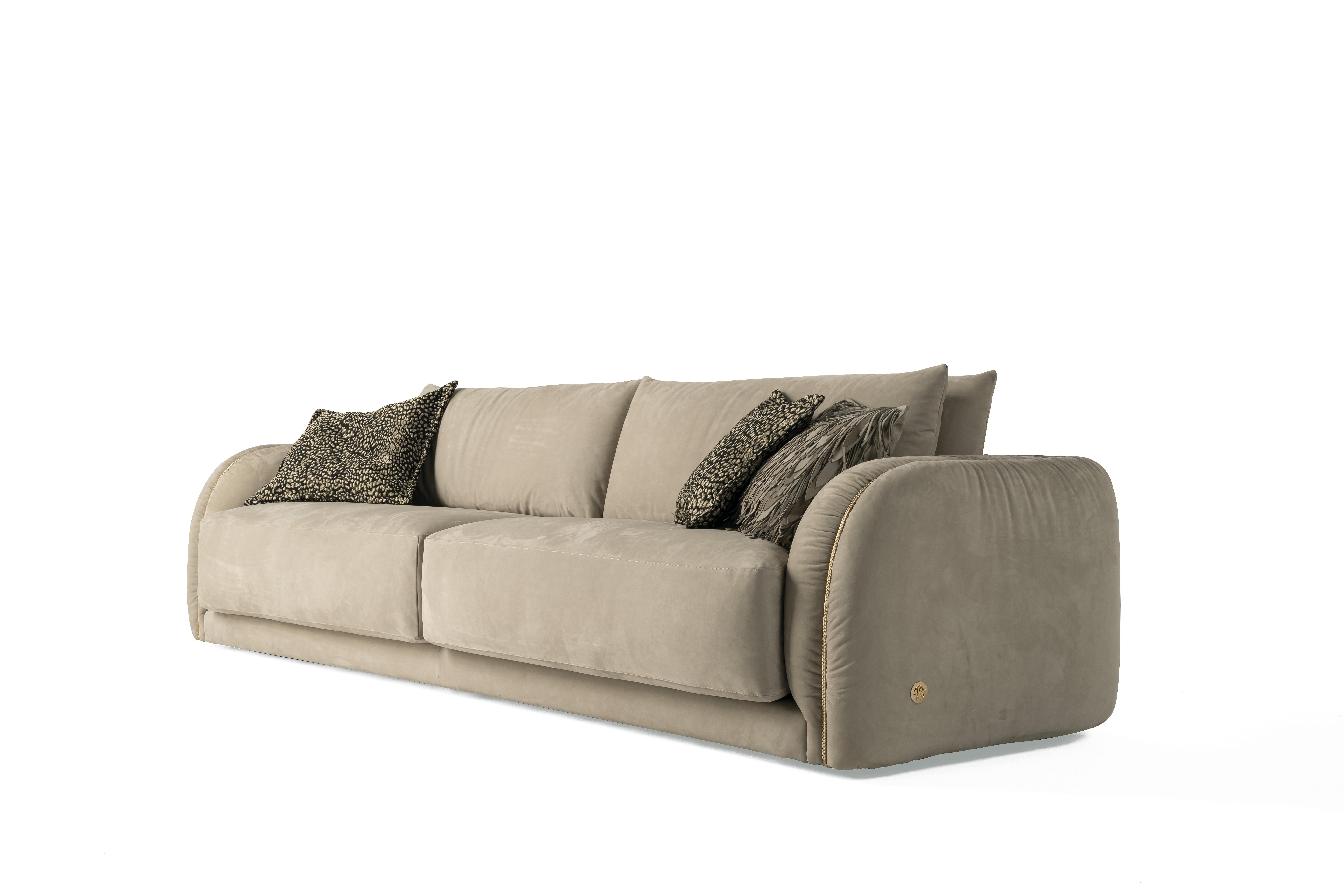 Elegant et douillet, avec ses lignes sinueuses et ses formes douces, le canapé Kruger exprime un concept de luxe sophistiqué. Son confort sensuel est l'une des caractéristiques de ce canapé à l'esthétique raffinée. La précision et le soin extrême