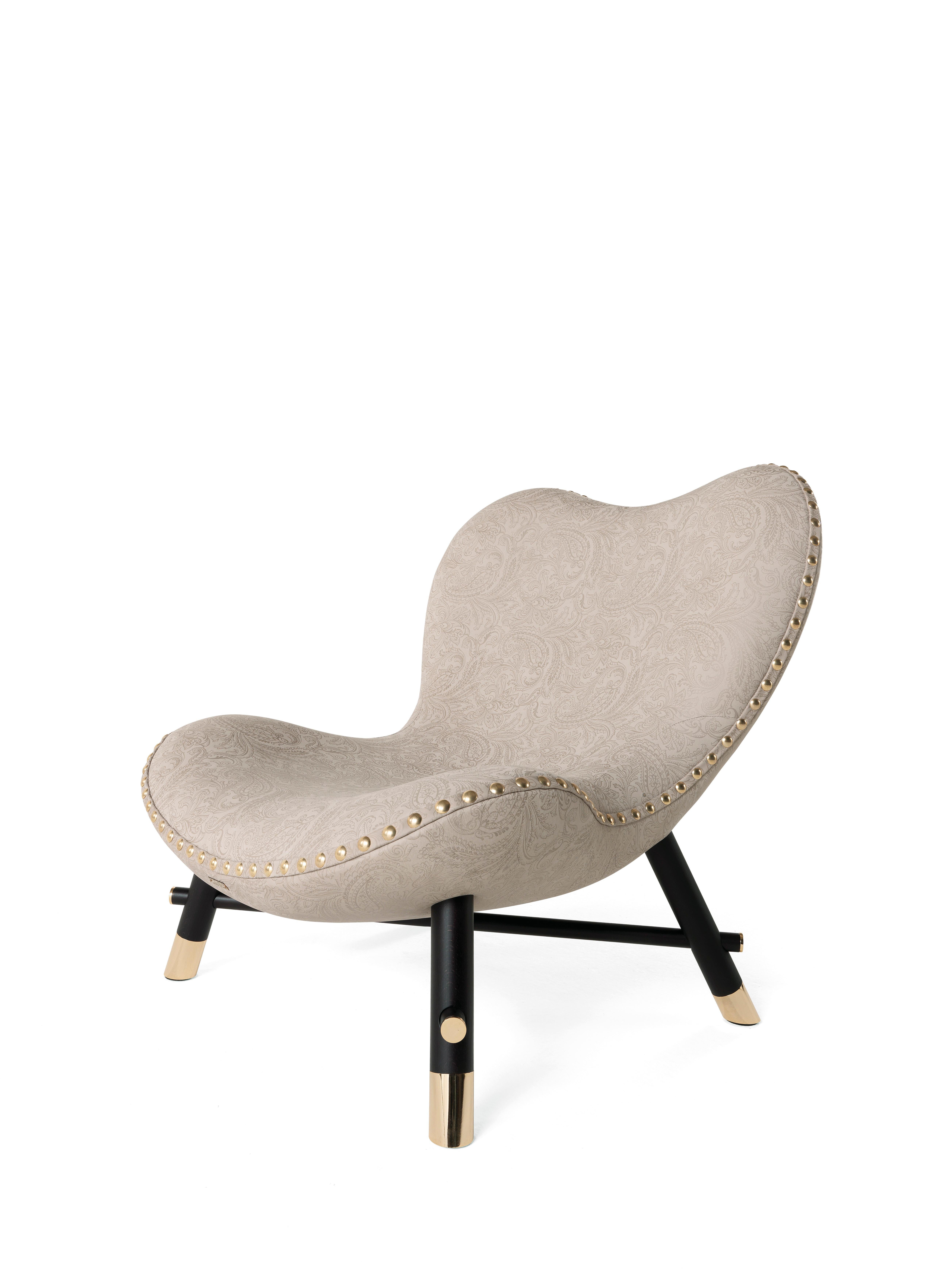 Charm and comfort come together in the Kush armchair. The piece of furniture is upholstered in printed shell nubuck leather with tone-on-tone Paisley print, a
warm and enveloping material that emphasizes its soft shapes.
The profiles are enhanced by