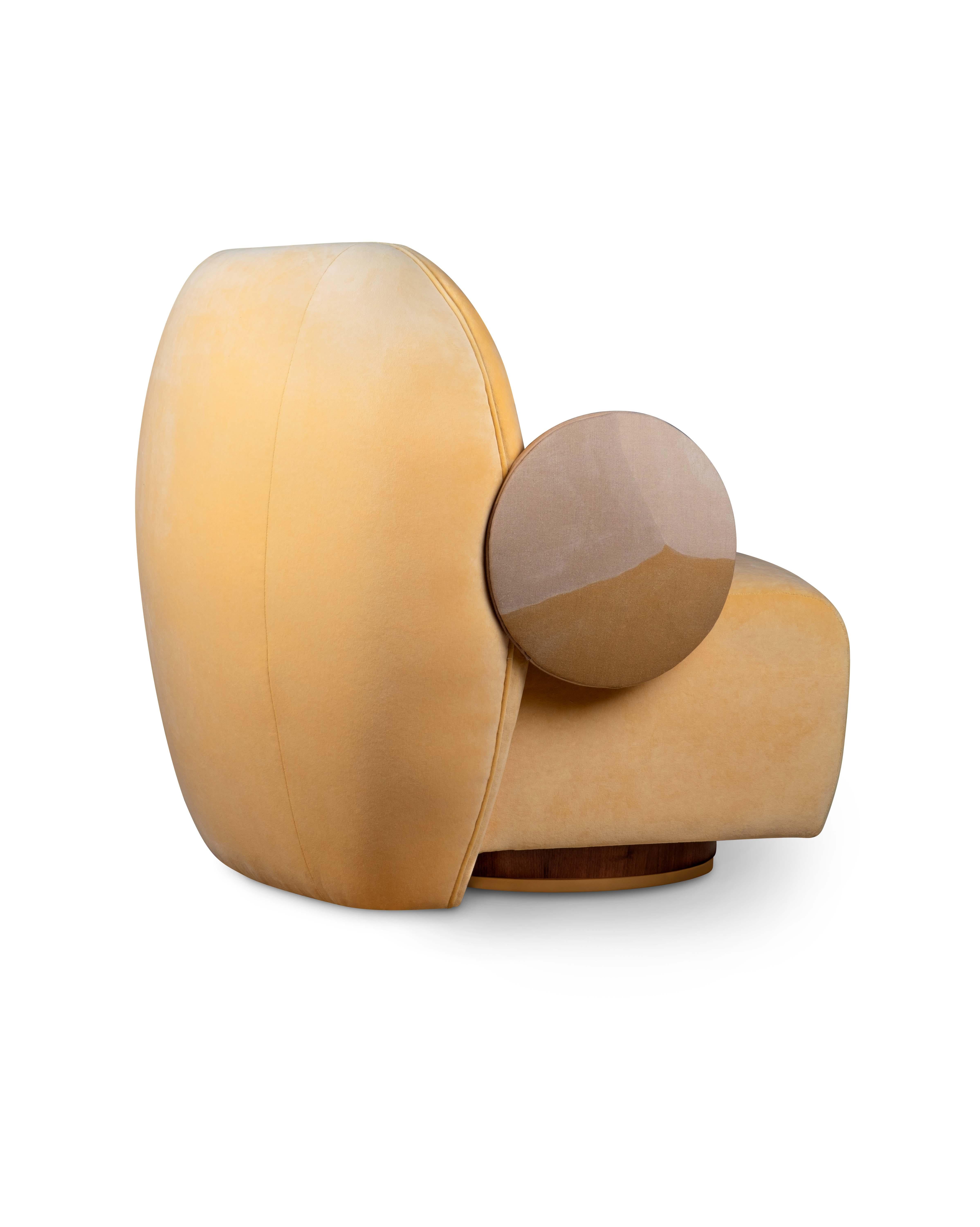 Portugais Fauteuil La Voix du 21ème siècle en bois de noyer à motif de velours de coton en vente