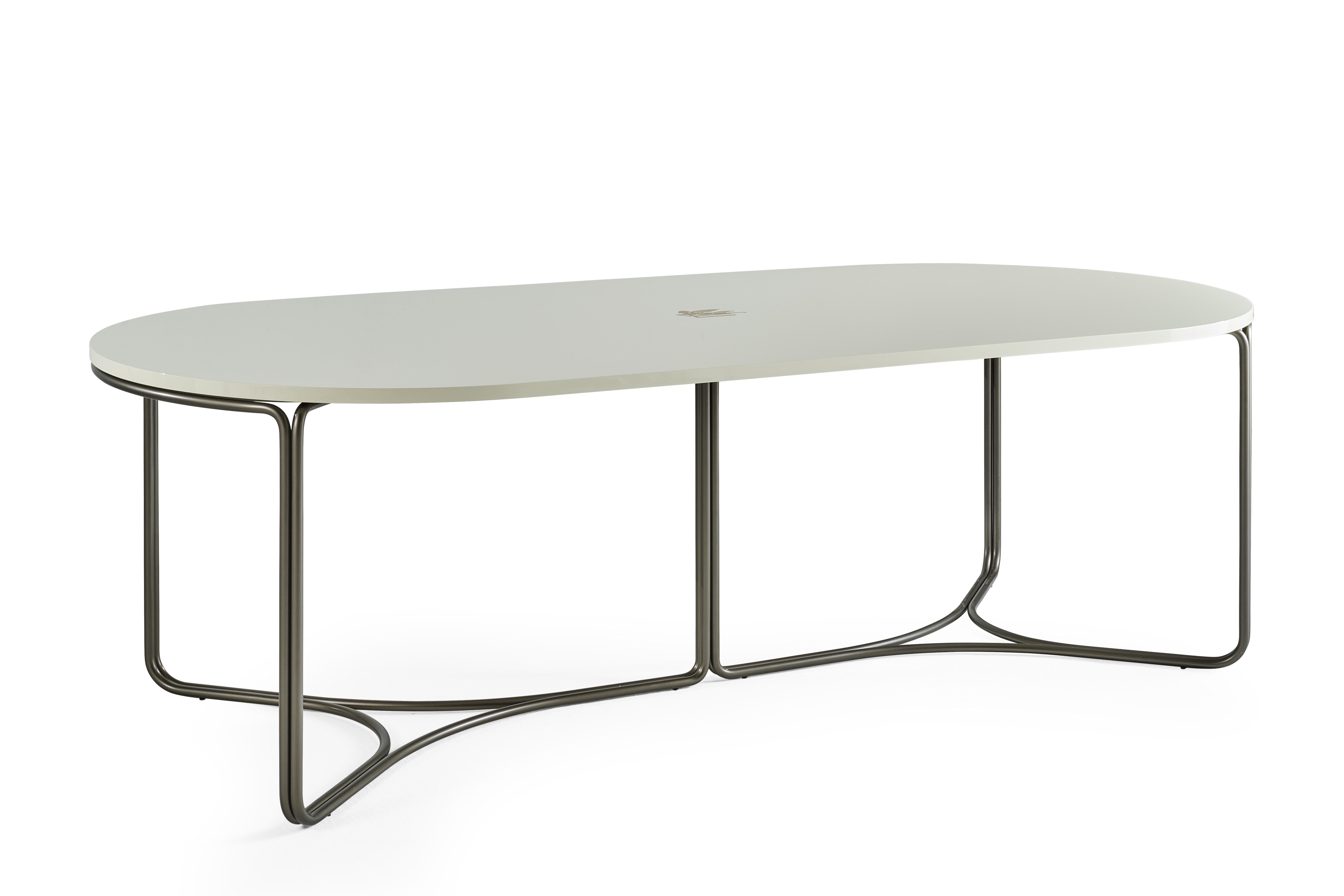 Lagoon est une table de salle à manger à la coupe contemporaine, caractérisée par une structure minimaliste composée de tubes métalliques courbés avec une finition bronze et un plateau avec une finition laquée brillante disponible en différentes