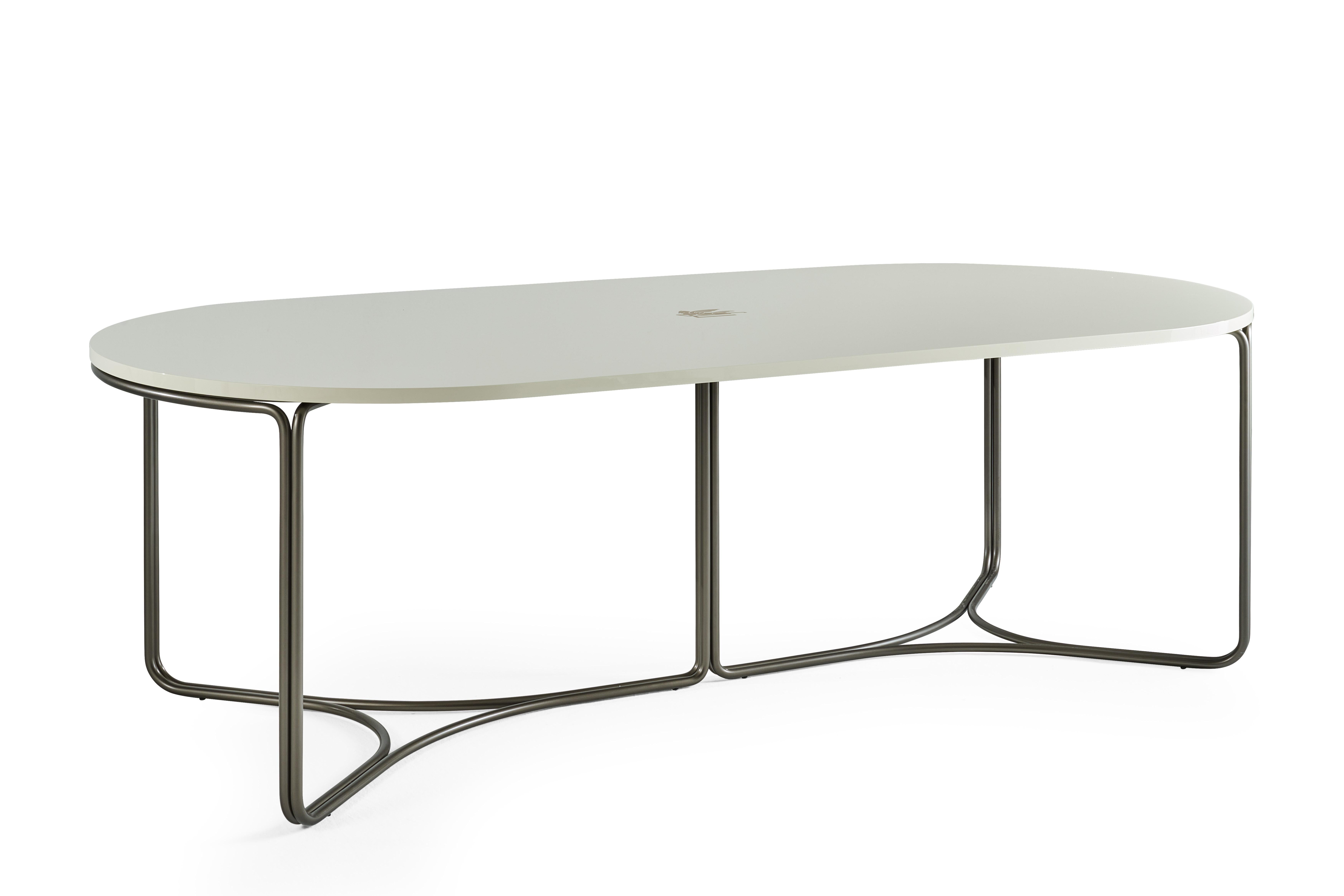 Lagoon è un tavolo da pranzo dal taglio contemporaneo, caratterizzato da una struttura minimalista composta da tubi metallici curvi con finitura bronzo e da un piano con finitura laccata lucida disponibile in diverse tonalità, arricchito dal logo
