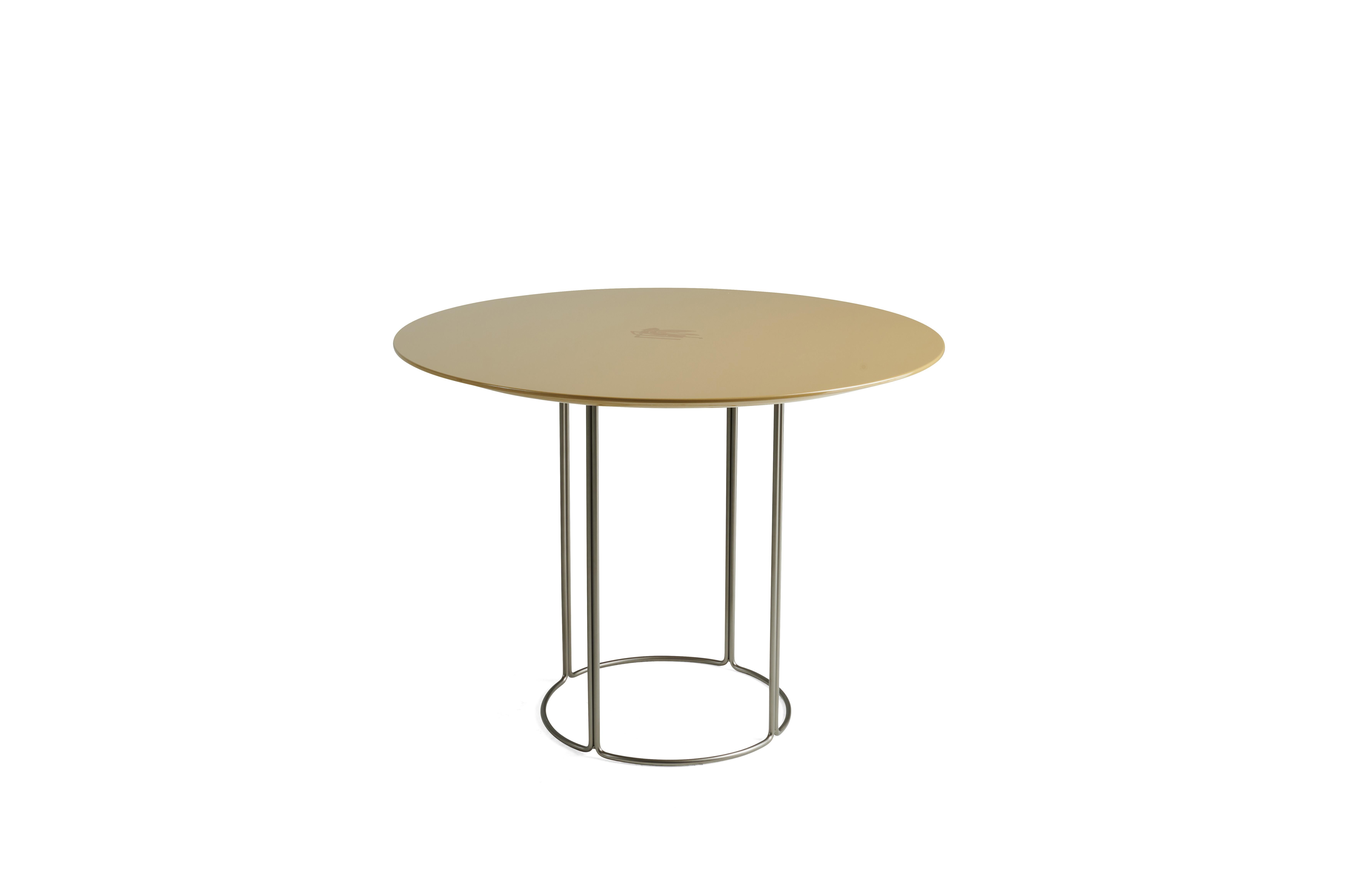 Lagoon is a dining table with a contemporary cut, characterized by a minimalist structure composed of curved metal tubes with a bronze finish and a top with a glossy lacquered finish available in different shades, enriched by the Etro logo placed in