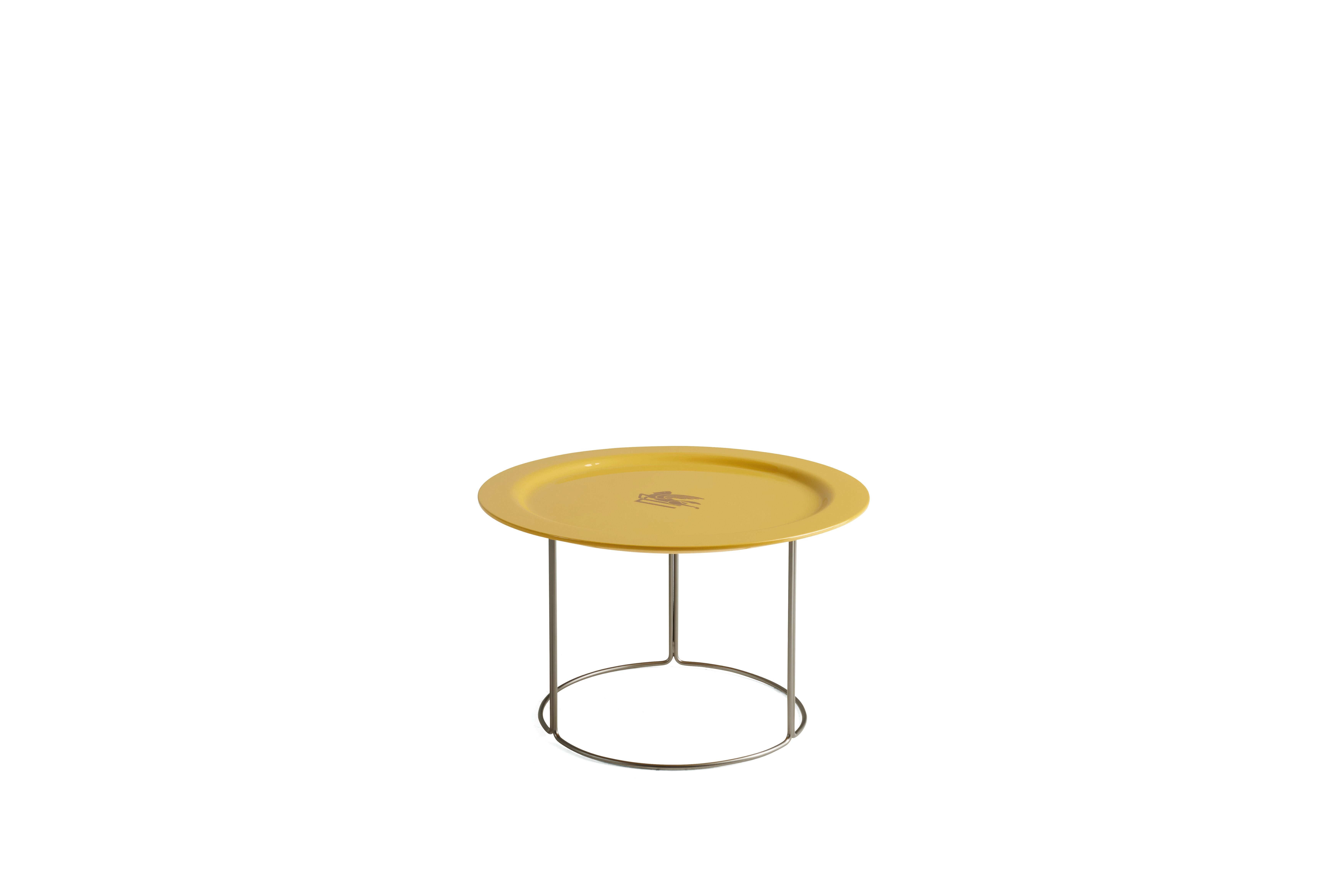 With their contemporary appeal, Lagoon coffee tables, available in different sizes and heights, allow the creation of functional and scenographic combinations in the living area. The minimalist structure is made up of curved metal pipes with a
