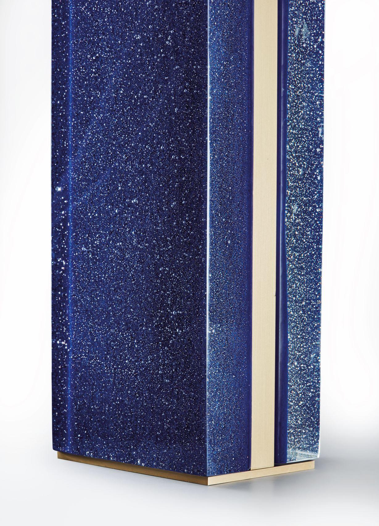 La lampe Deep Blue pour la Galerie Negropontes, composée de verre 