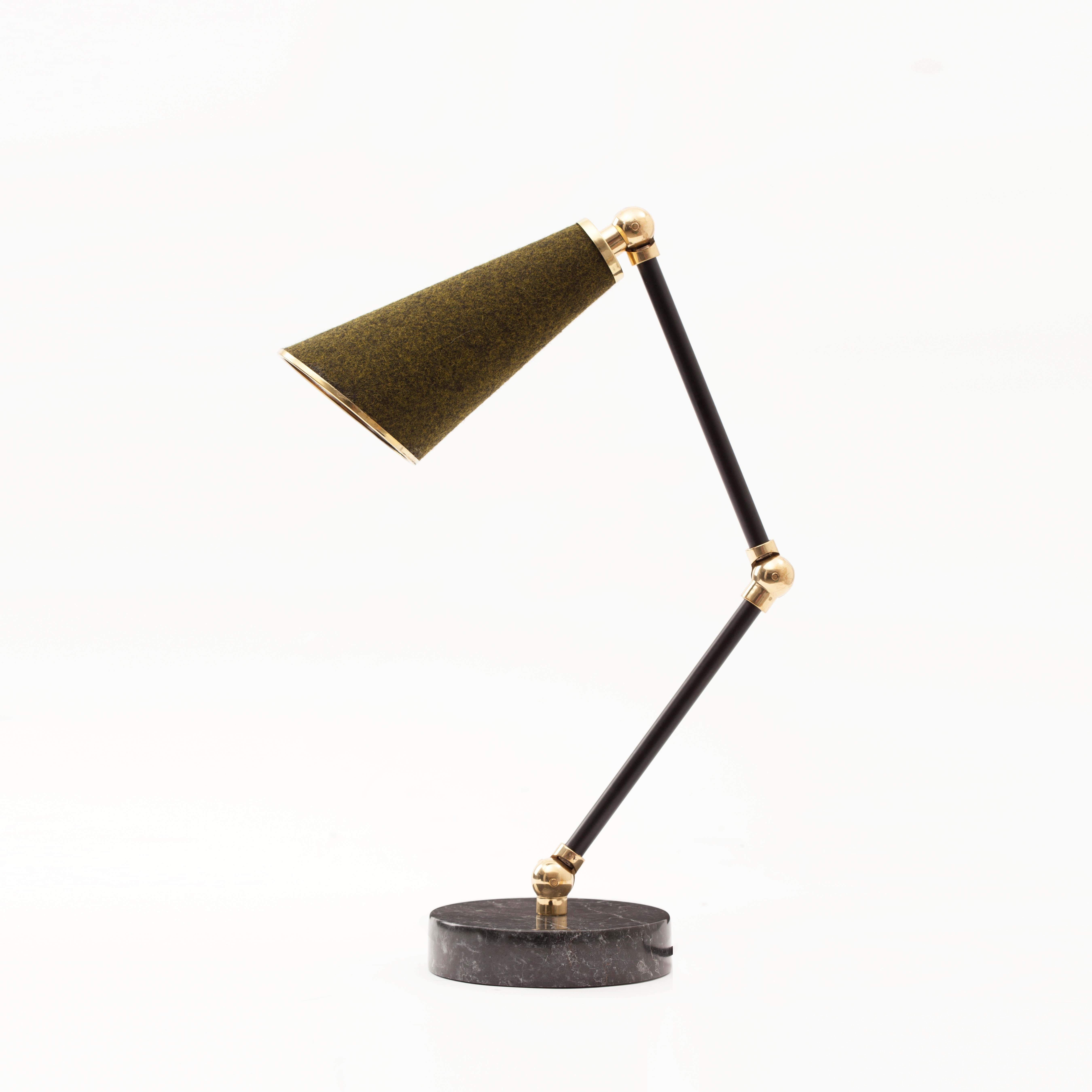 Lanterna-Tischlampe aus Wildleder des 21. Jahrhunderts aus poliertem Kupfer und Carrara-Marmor (Arts and Crafts) im Angebot