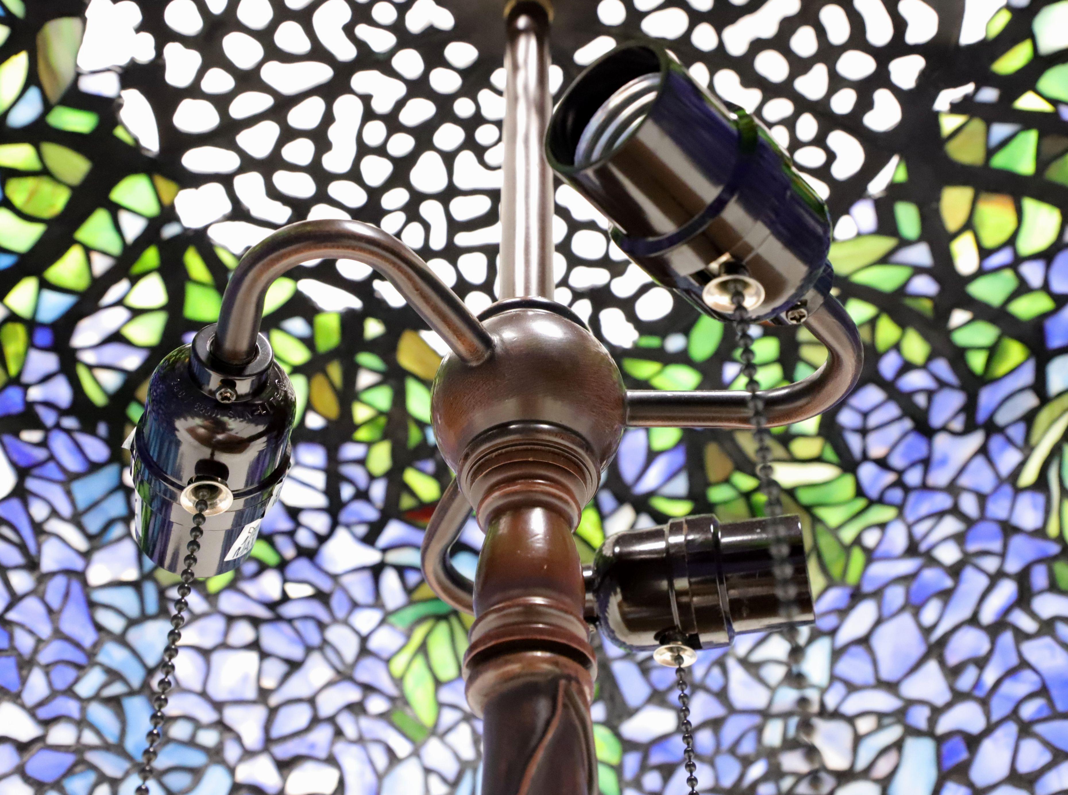 21st Century Large Tiffany Style Wisteria Table Lamp In Good Condition In Charlotte, NC