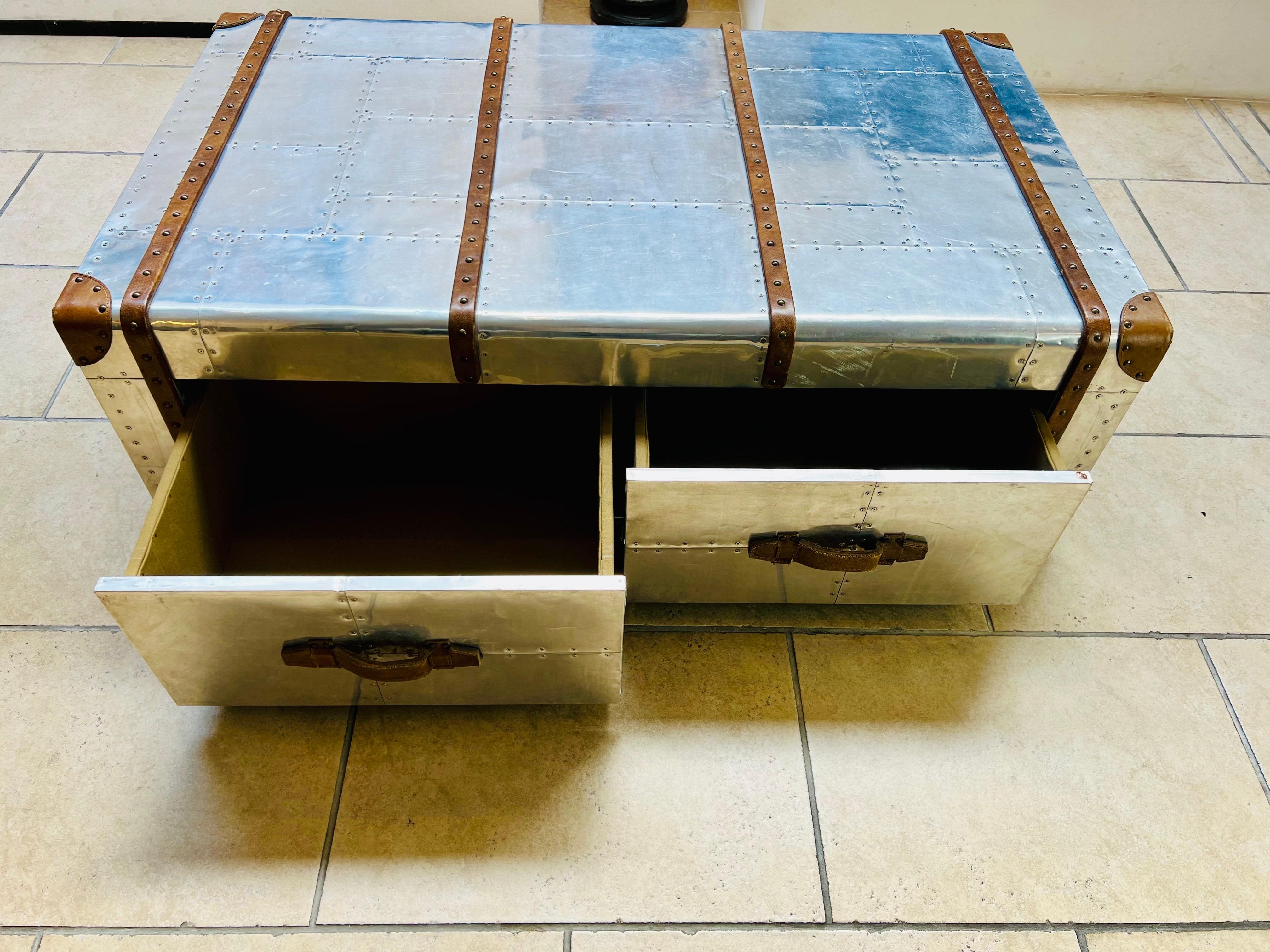 Table basse du 21e siècle, style aviation, Aliminium et coffre en cuir en vente 2