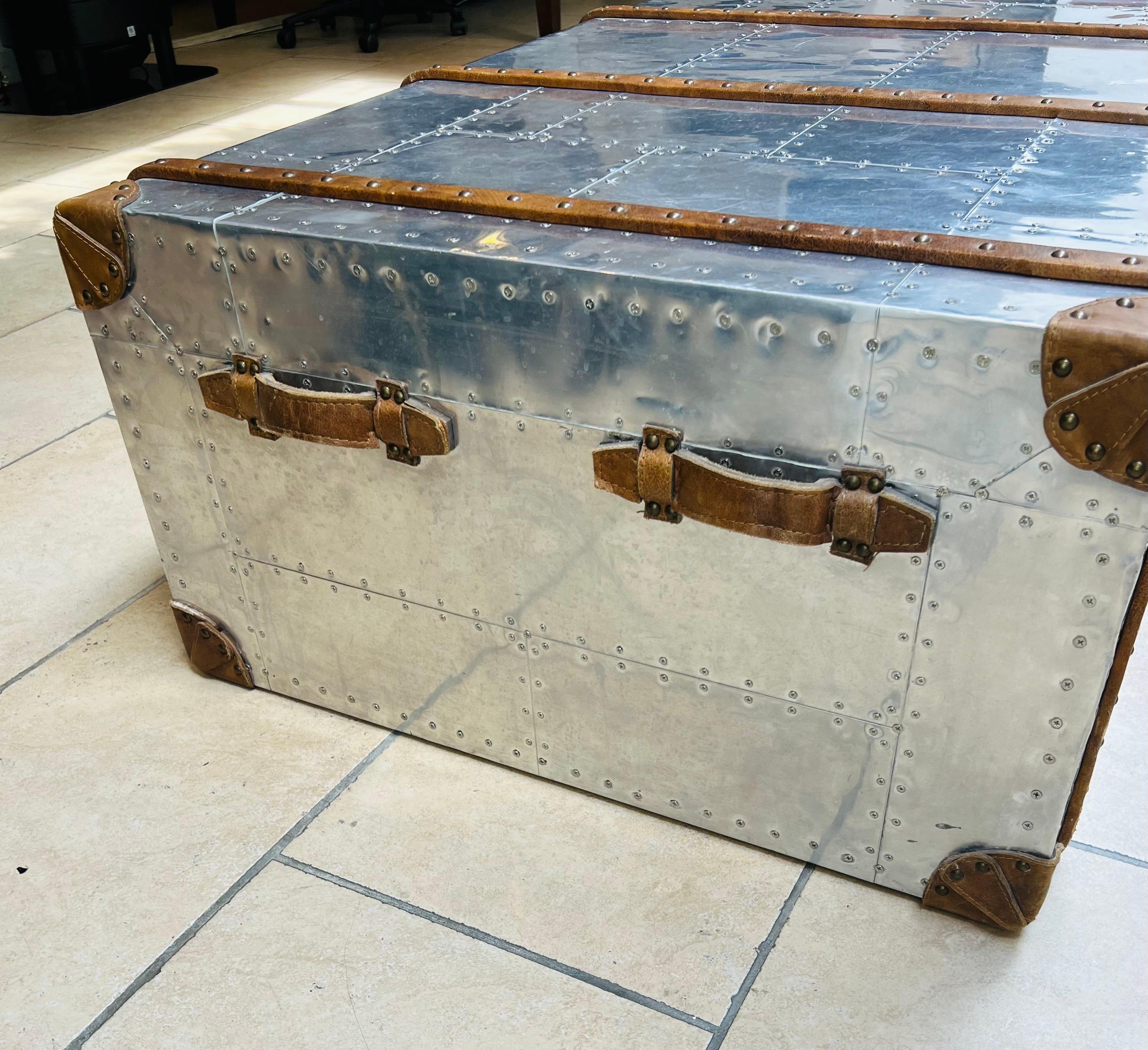 Table basse du 21e siècle, style aviation, Aliminium et coffre en cuir en vente 4