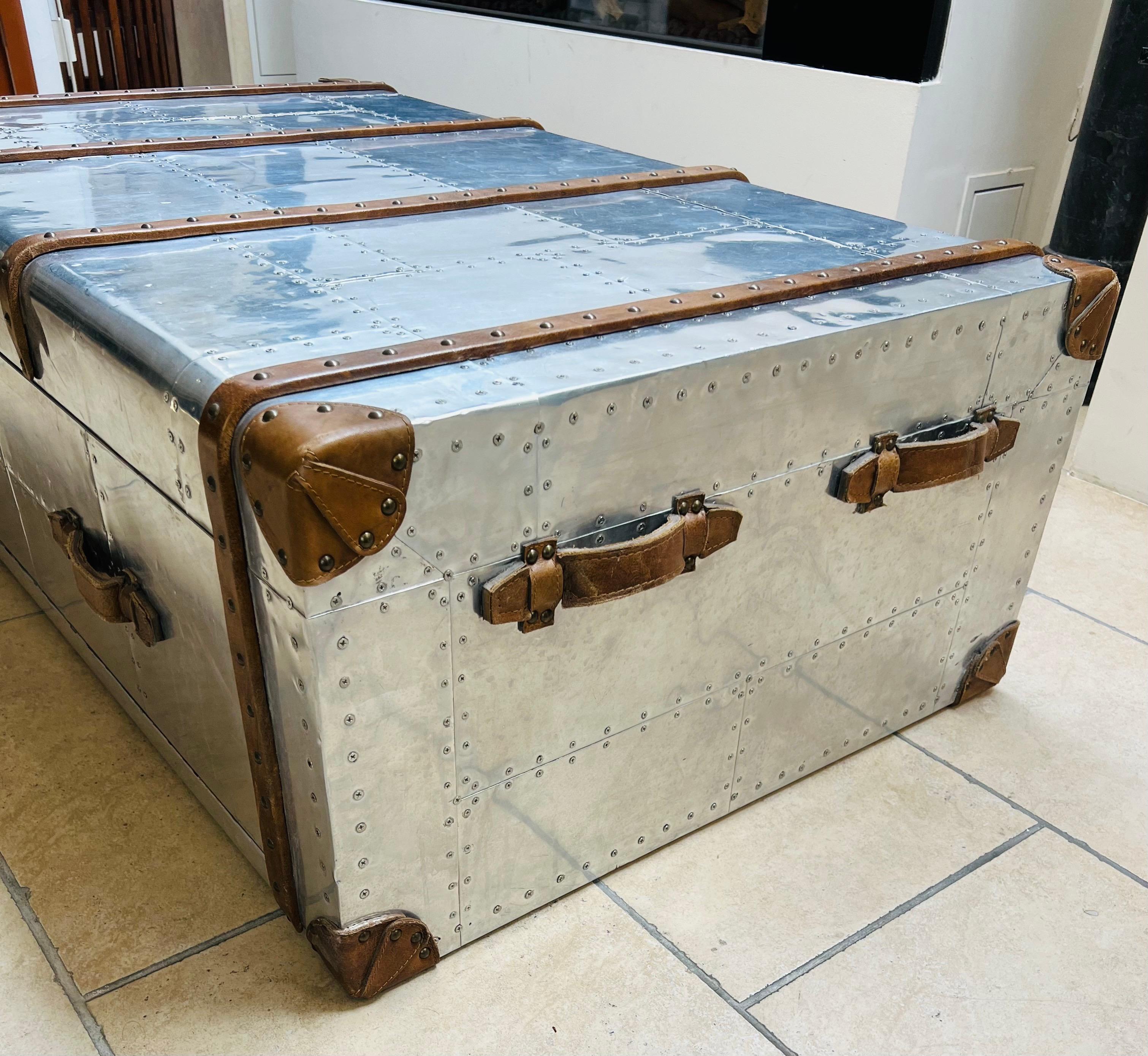 Table basse du 21e siècle, style aviation, Aliminium et coffre en cuir en vente 5