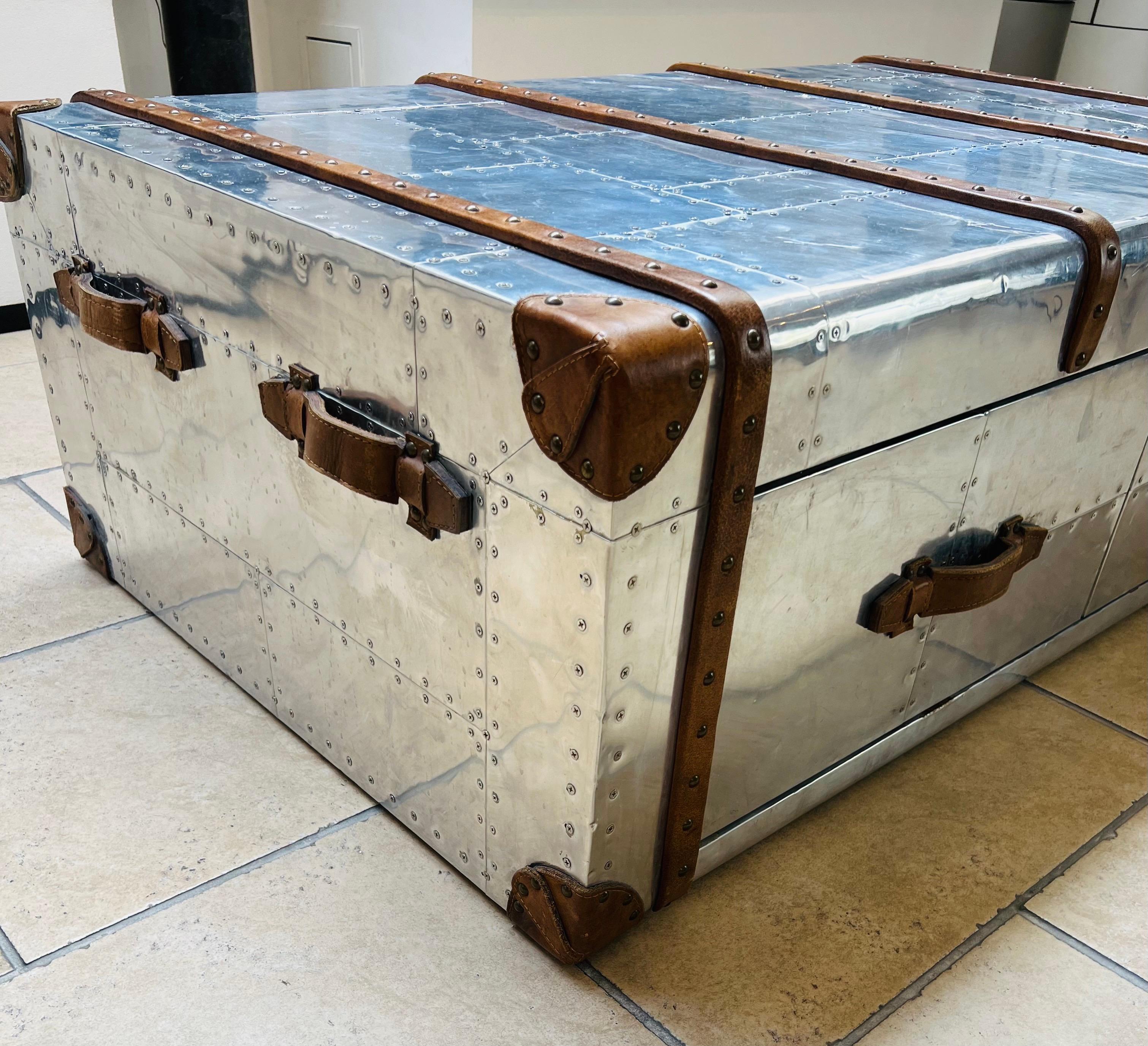 Table basse du 21e siècle, style aviation, Aliminium et coffre en cuir en vente 6