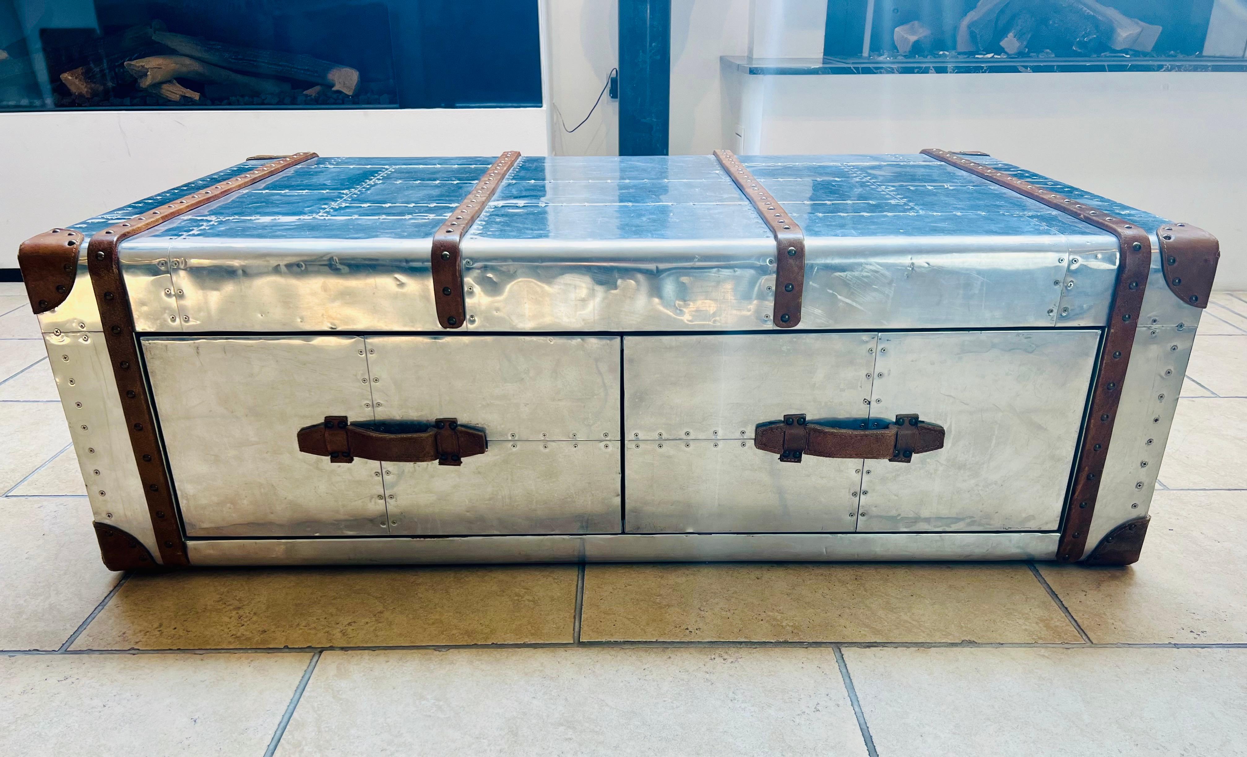 Table basse du 21e siècle, style aviation, Aliminium et coffre en cuir en vente 7