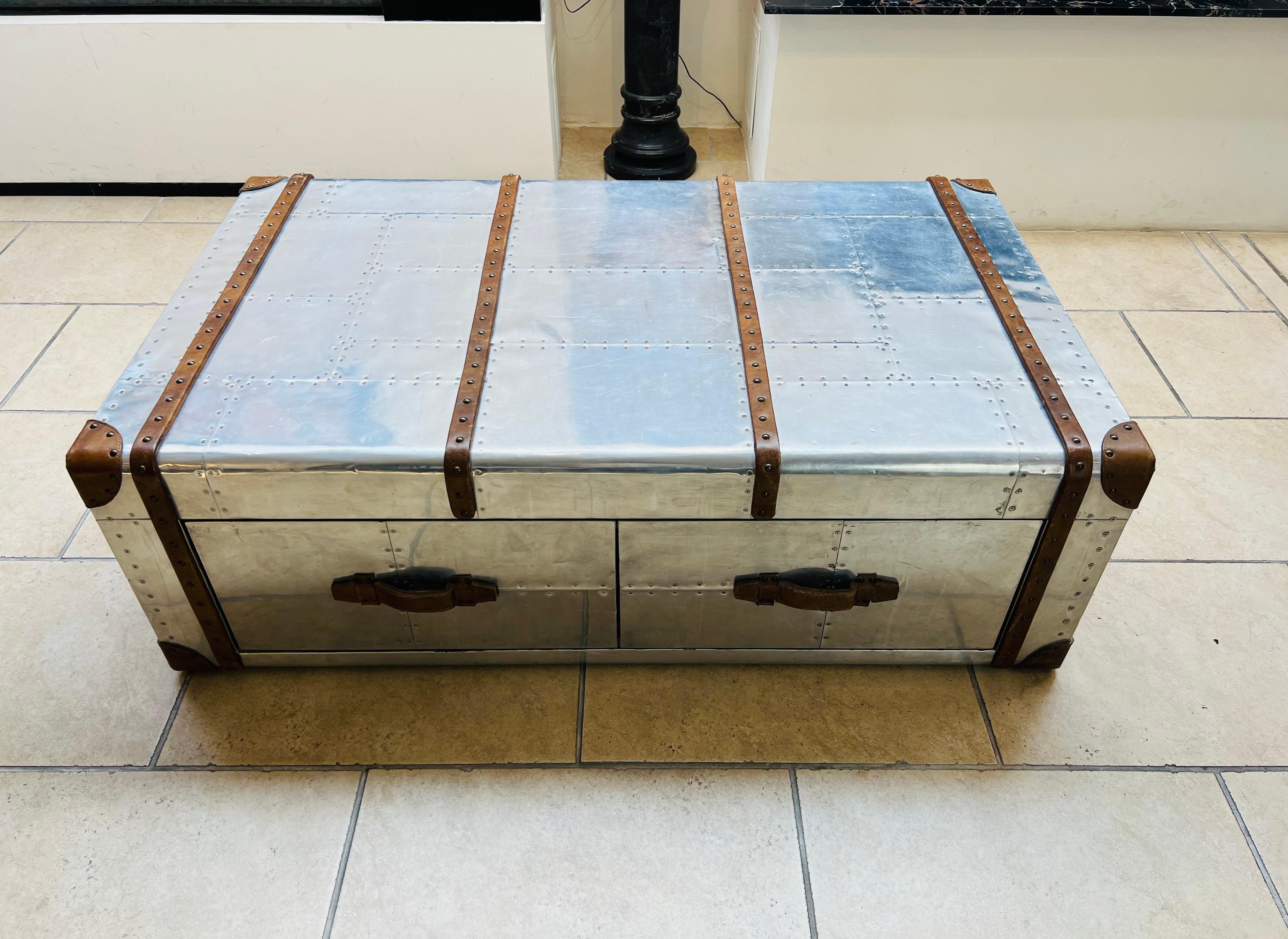 Table basse du 21e siècle, style aviation, Aliminium et coffre en cuir en vente 8