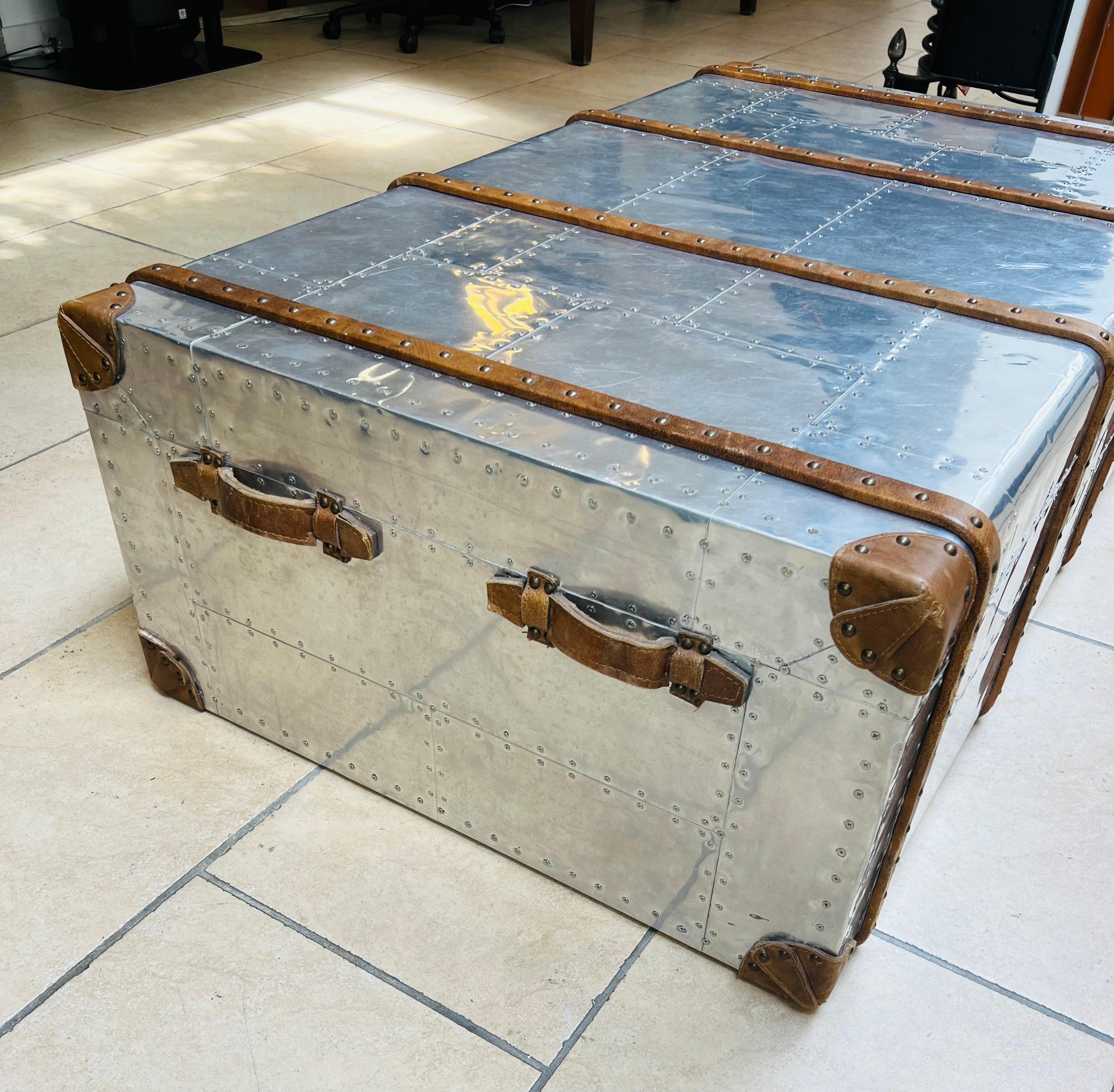 Table basse du 21e siècle, style aviation, Aliminium et coffre en cuir en vente 9
