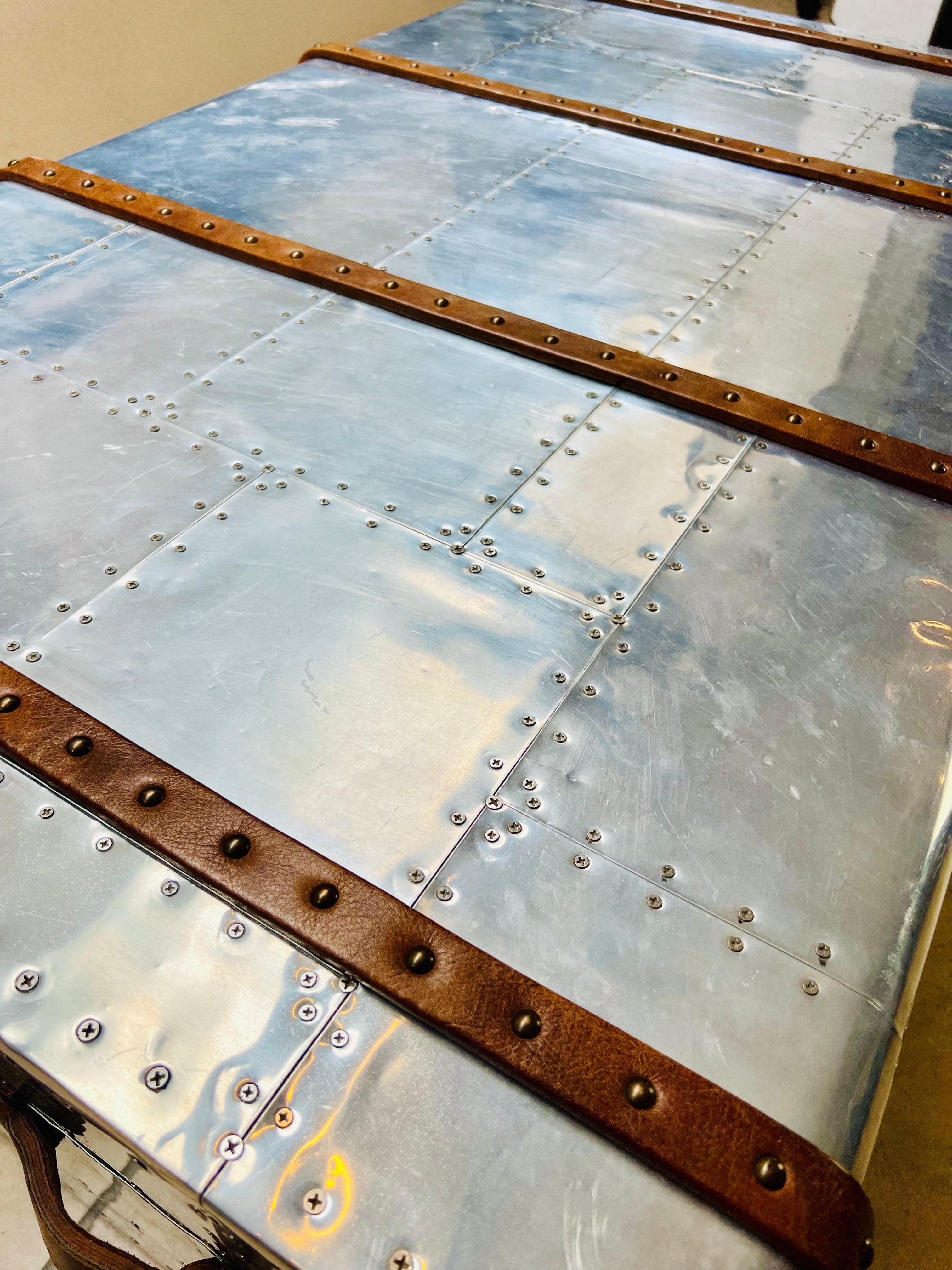 Table basse du 21e siècle, style aviation, Aliminium et coffre en cuir en vente 10